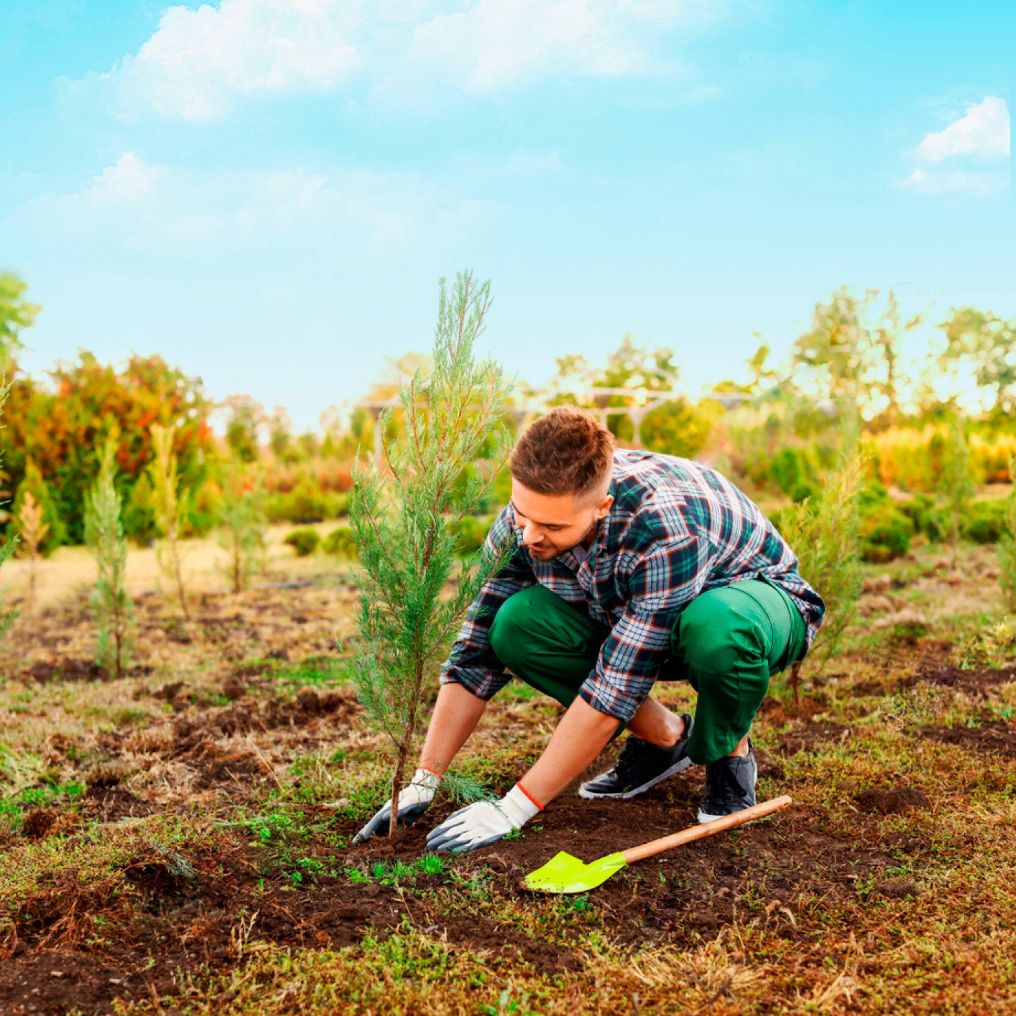 The image shows a person holding a handful of black plastic pellets, which are made from recycled and recyclable materials. The text accompanying the image highlights the environmentally friendly nature of these materials, as they contain at least 50% recycled content. The person is holding the plastic pellets in their hand, emphasizing their eco-friendly properties. The image and text promote the use of recycled and recyclable materials in various products, such as ink cartridges, to reduce waste and promote sustainability.
