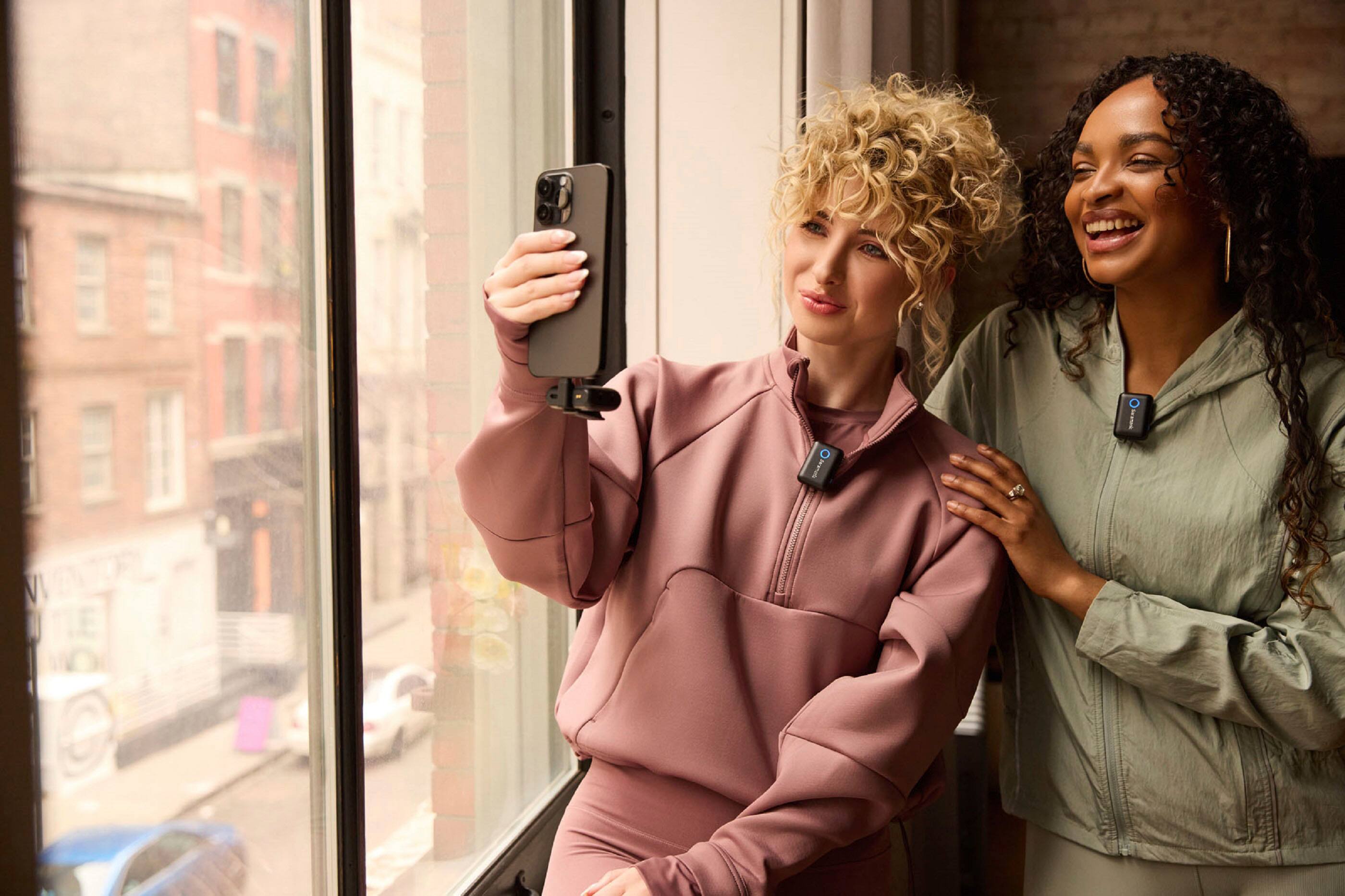 Alt View 19. Saramonic - Blink 500 B2+ 2-Person Wireless Mic System w/ Device Mount Receiver 3.5mm, USB-C & Lightning Outs - Black.