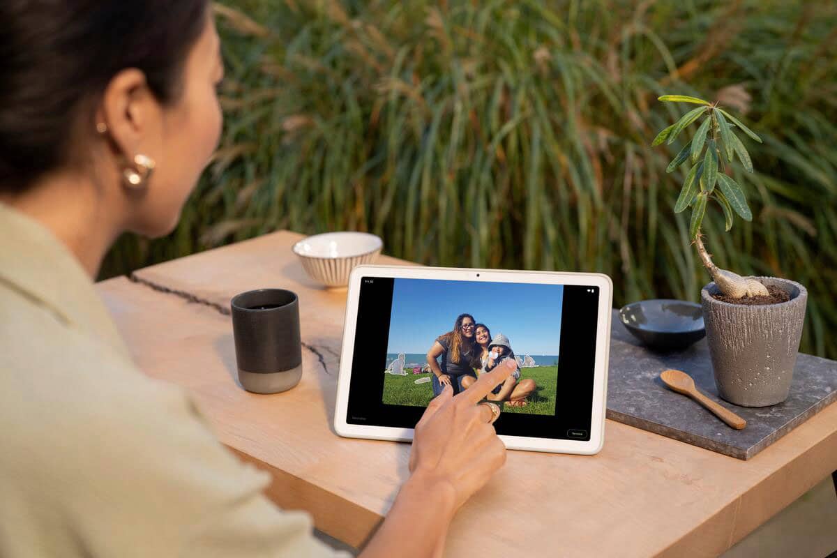 Alt View 17. Google - Pixel Tablet - 11" Android Tablet - 256GB - WiFi - Porcelain.