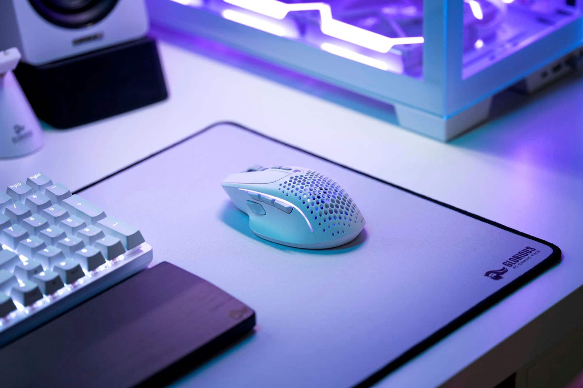 Alt View 13. Glorious - Model I 2 Ultra Lightweight Wireless Optical Gaming Mouse with 9 Programmable Buttons - Matte White.