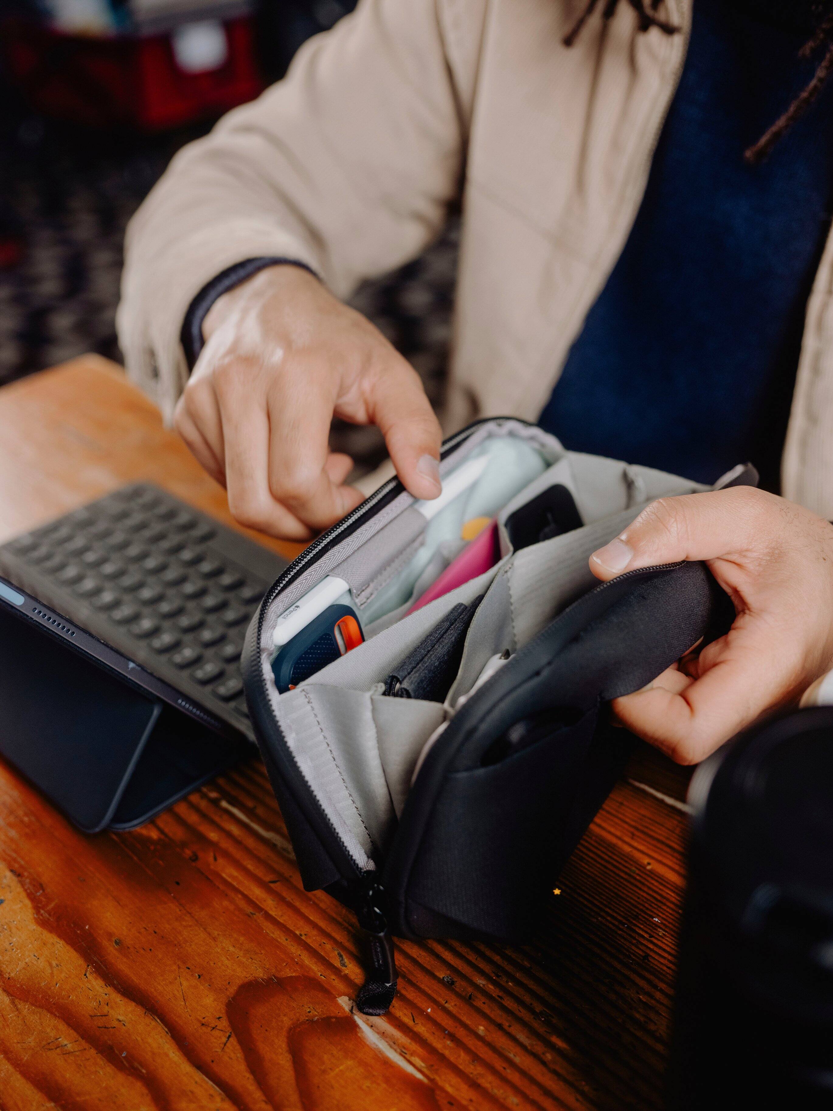 Alt View 24. Peak Design - Tech Pouch Small - Black.