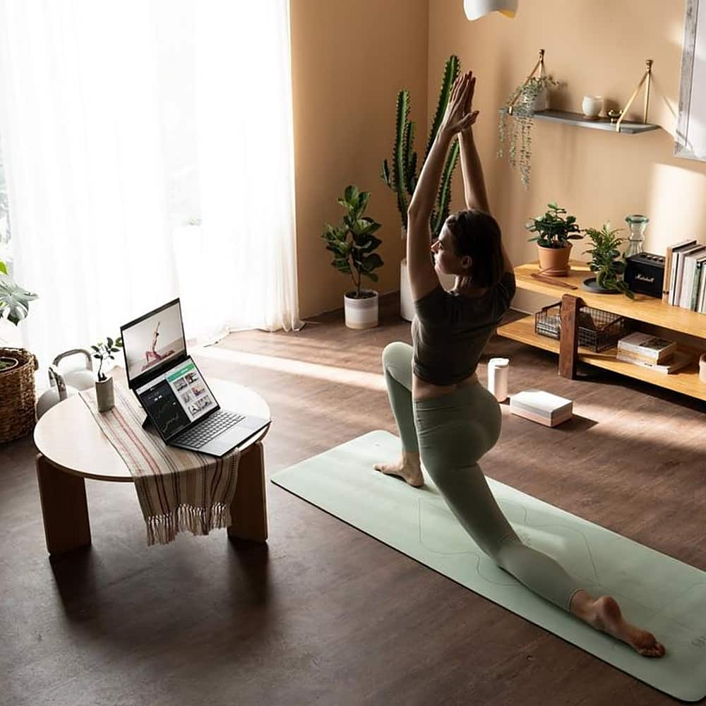 Alt View 16. ASUS - Zenbook DUO Dual 14” WUXGA OLED Touch Laptop - Intel Core Ultra 7 with 16GB Memory - Intel Arc Graphics - 1TB SSD - Inkwell Gray.