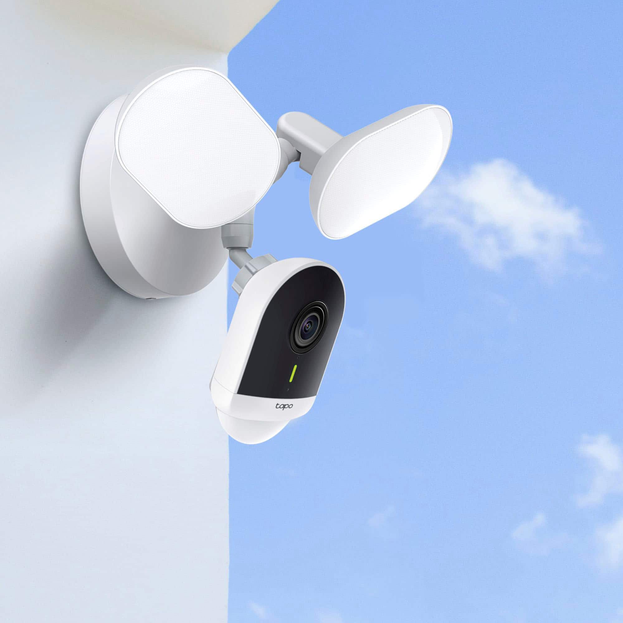 Alt View 14. TP-Link - Tapo Wired Floodlight Wi-Fi Security 2K Camera with Utra-Bright Dimmable Floodlights - No Monthly Fees - White.