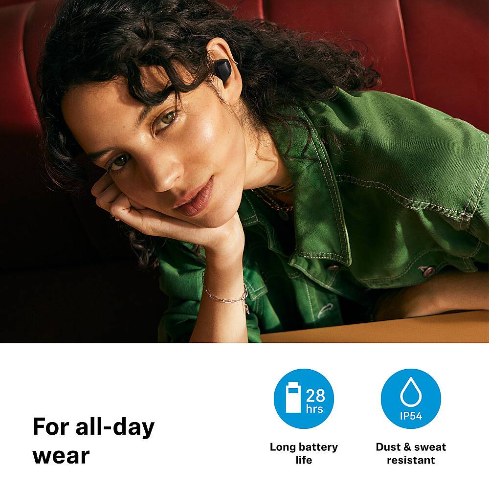 The image features a woman with curly hair, wearing a green jacket and a necklace, posing for a picture. The advertisement for the jacket claims that it is suitable for all-day wear and has a long battery life, which can last up to 28 hours. Additionally, the jacket is dust and sweat resistant, making it a practical choice for outdoor activities.