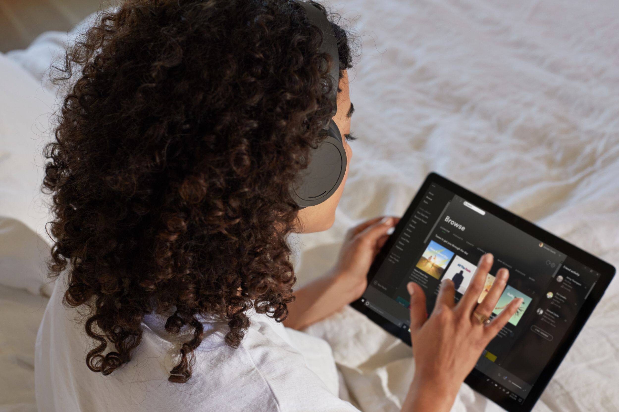 Alt View 19. Microsoft - Refurbished Surface Pro X - 13" Touch Screen - Microsoft SQ1 - 8GB Memory - 256GB SSD - WiFi+4G LTE - Keyboard+Slim Pen - Matte Black.