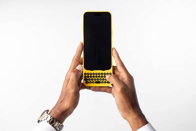 Clicks Keyboard for Apple iPhone 15 Pro Max BumbleBee CK-5200-0 Clicks Keyboard for Apple iPhone 15 Pro Max BumbleBee CK-5200-0