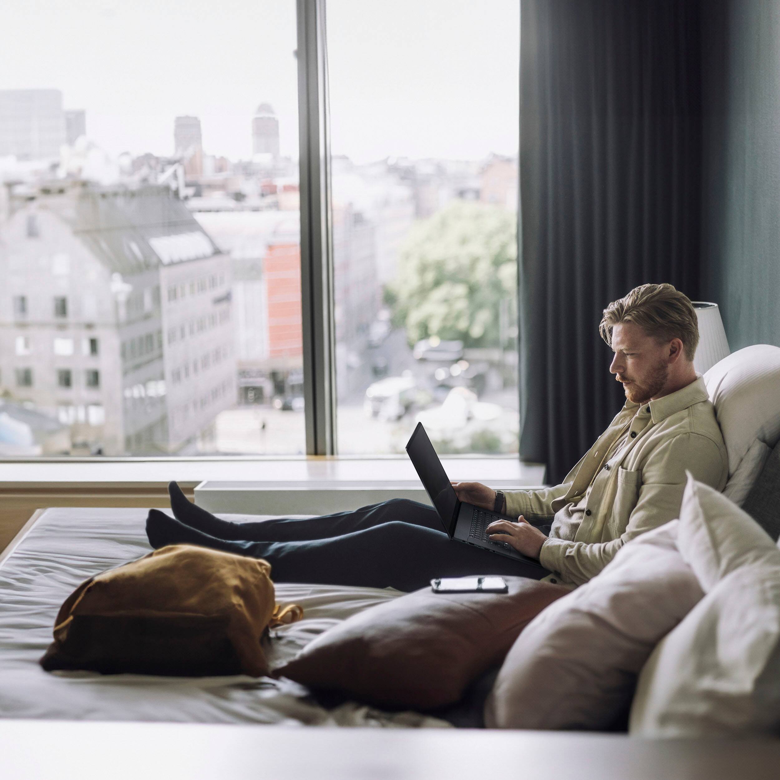 Alt View 27. ASUS - ProArt P16 16" 4K Touch Screen Laptop - AMD Ryzen AI 9 HX 370 - 32GB Memory - NVIDIA GeForce RTX 4070 - 2TB SSD - Nano Black.