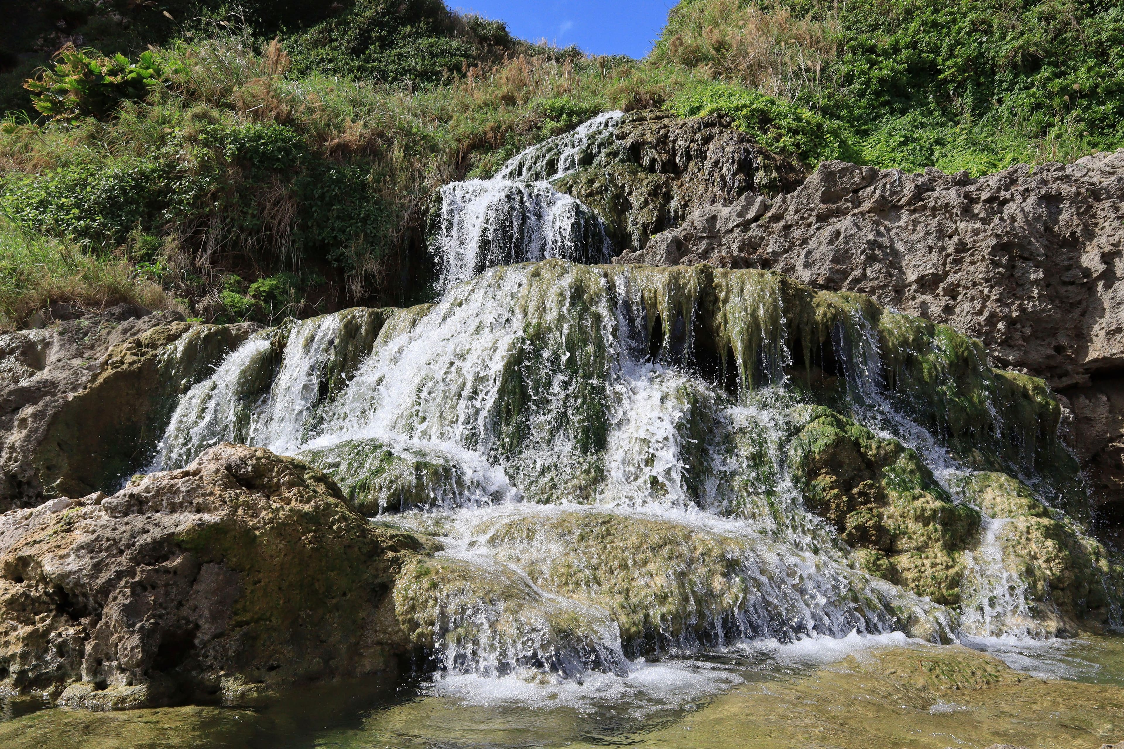 Alt View 32. Canon - EOS R100 4K Video Mirrorless Camera Special Edition 2 Lens Kit with RF-S 18-45mm and RF-S 55-210mm Lenses - Black.