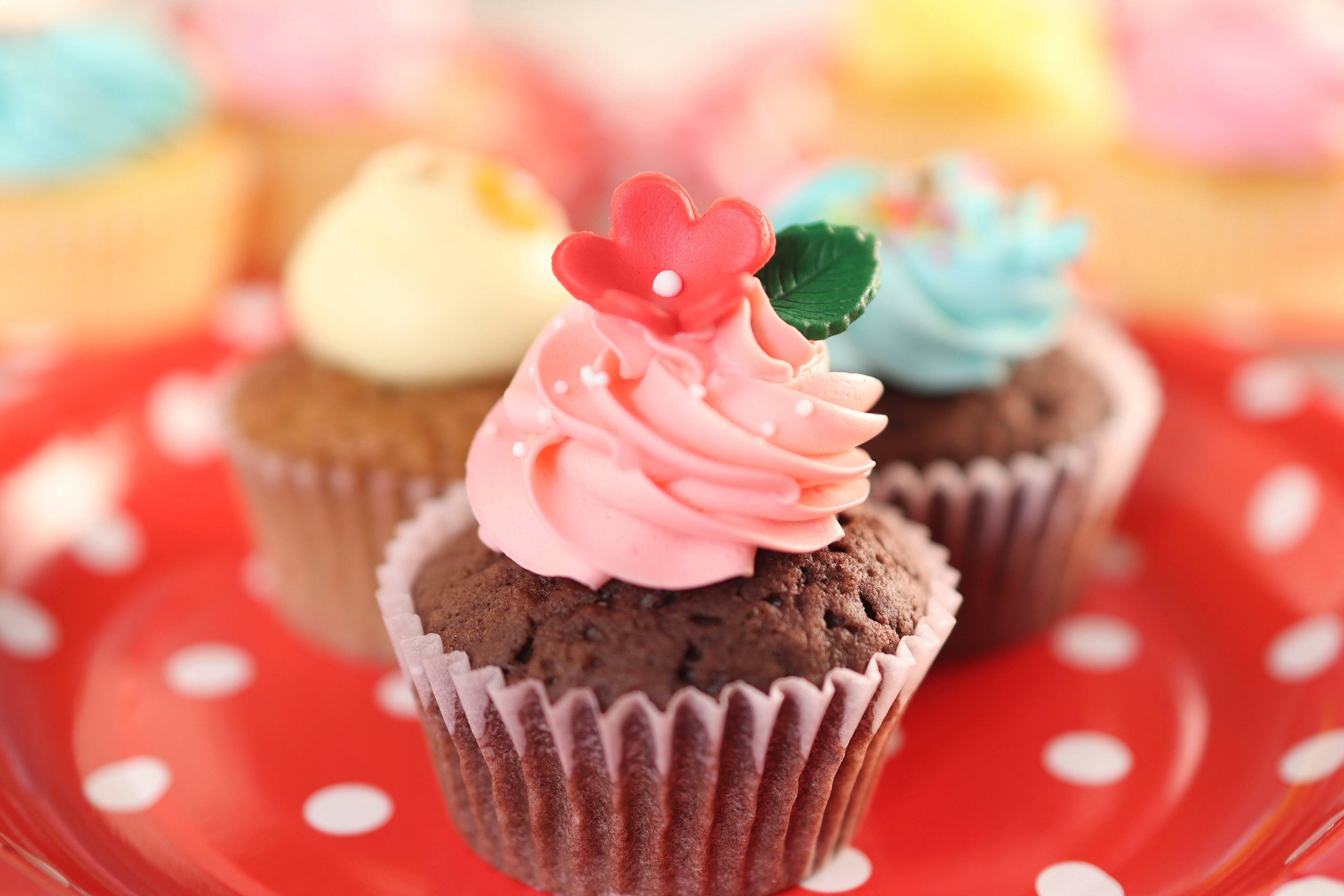 Alt View 34. Canon - EOS R100 4K Video Mirrorless Camera Special Edition 2 Lens Kit with RF-S 18-45mm and RF-S 55-210mm Lenses - Black.