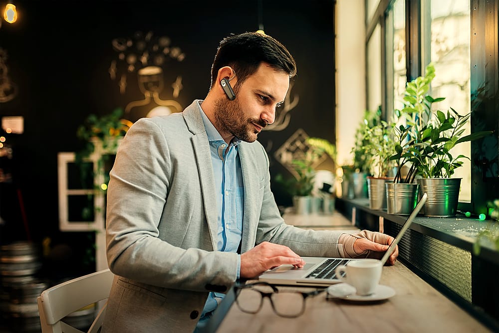 Alt View 16. Motorola - HK126 Compact Bluetooth In-Ear Wireless Mono Headset - Black.