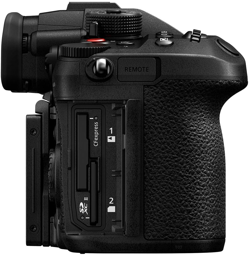 The camera is a Nikon D850, and it has a CFexpress card slot. The camera also has a remote control, which can be used for various functions.