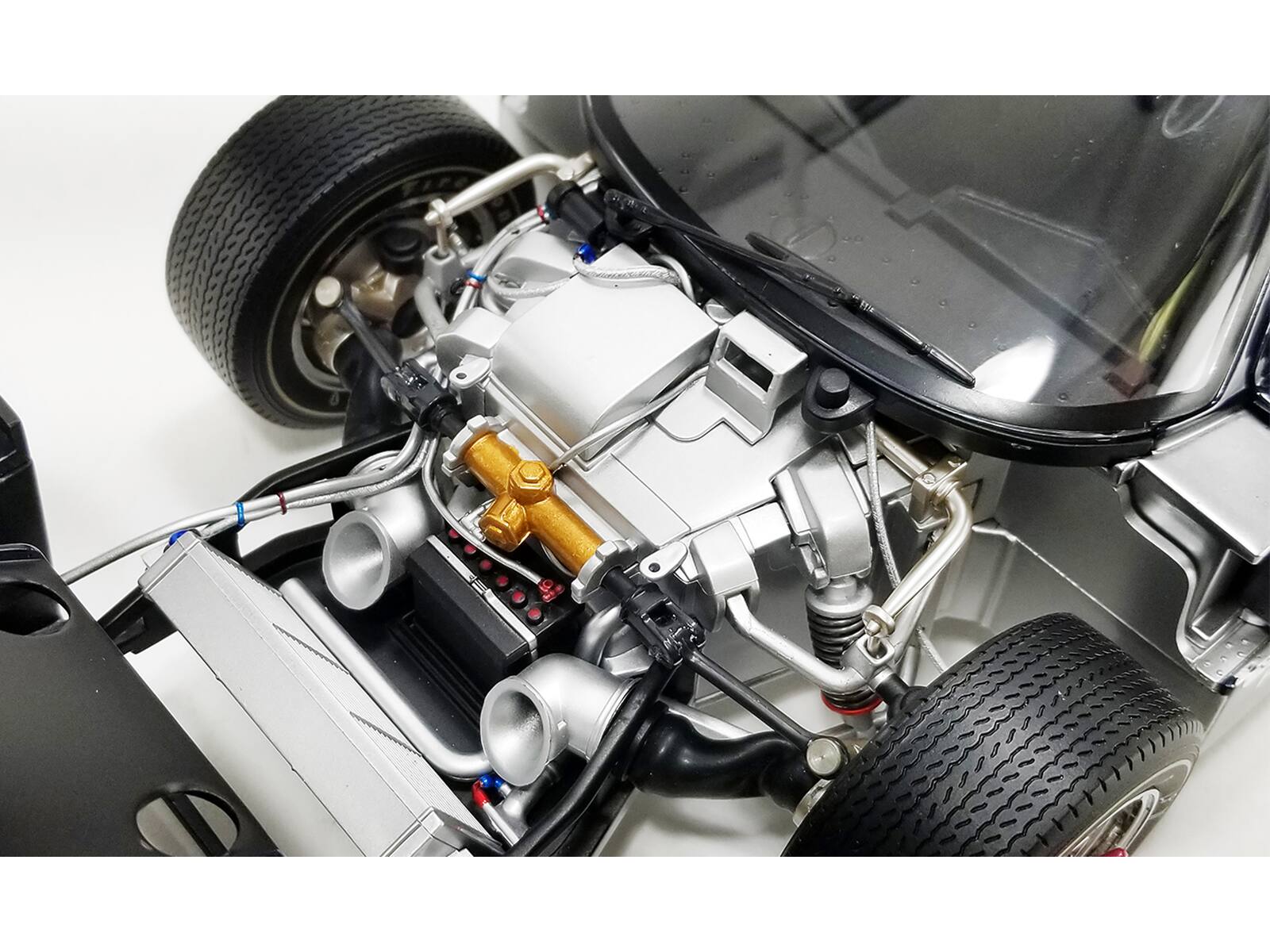 Left. ACME - Ford GT40 MKIV #4 Denny Hulme - Lloyd Ruby "Holman & Moody" "24 Hours of Le Mans" (1967) "Masterpiece Collection" 1/12 - Multi.