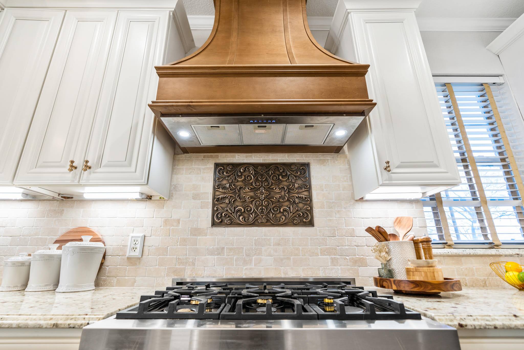 The text in the image is "BABOO" and "aed".