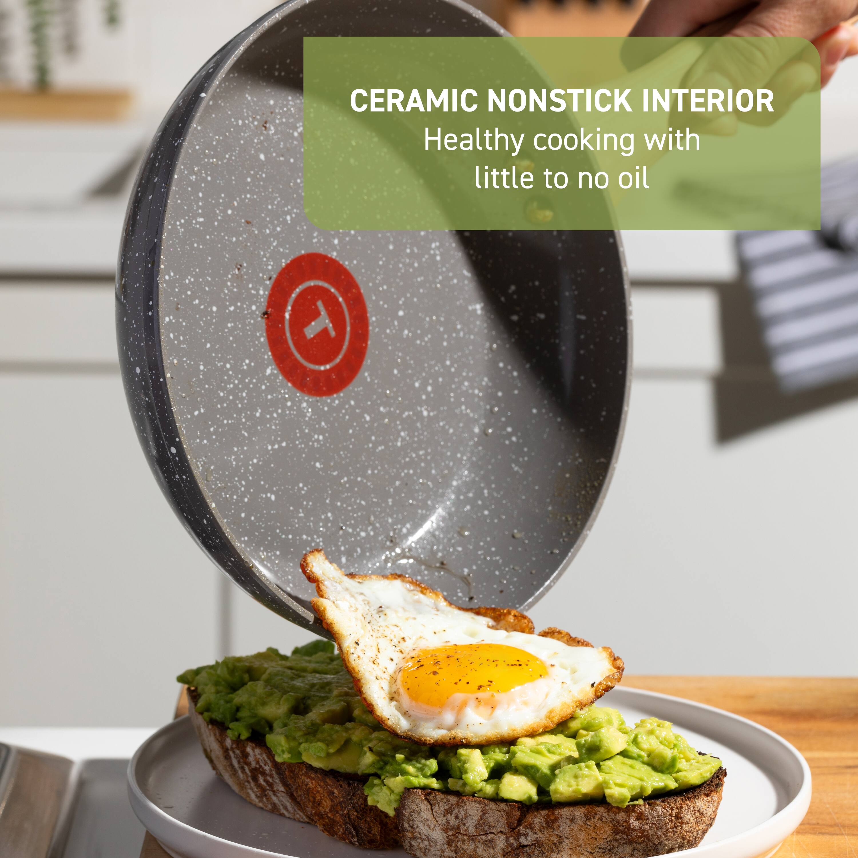 CERAMIC NONSTICK INTERIOR  
Healthy cooking with little to no oil