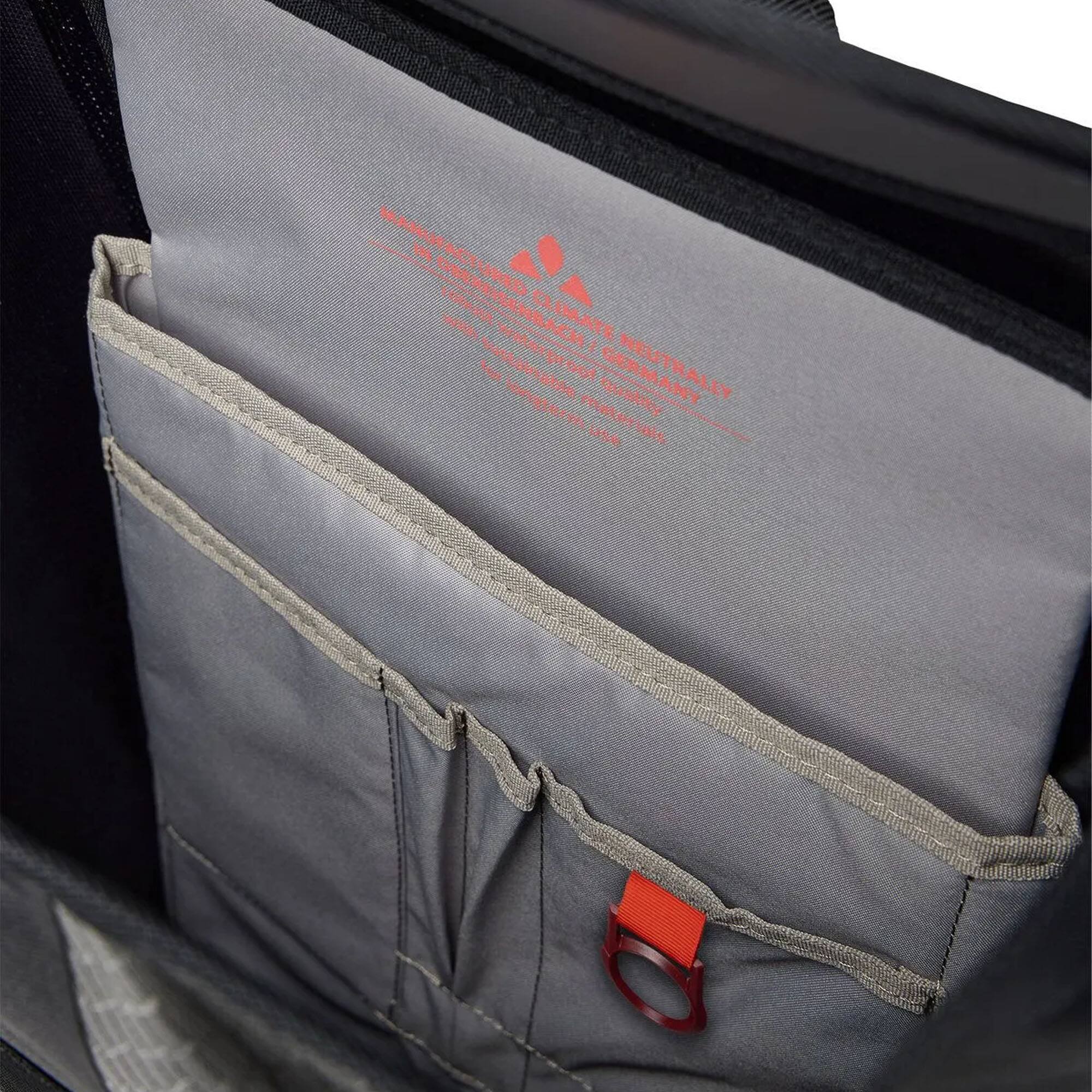 MANUFACTURED IN GERMANY  
BY REISENBACH ACHTUNG  
SUSTAINABLE NEUTRALLY  
LONG-TERM MATERIALS | ALL USE