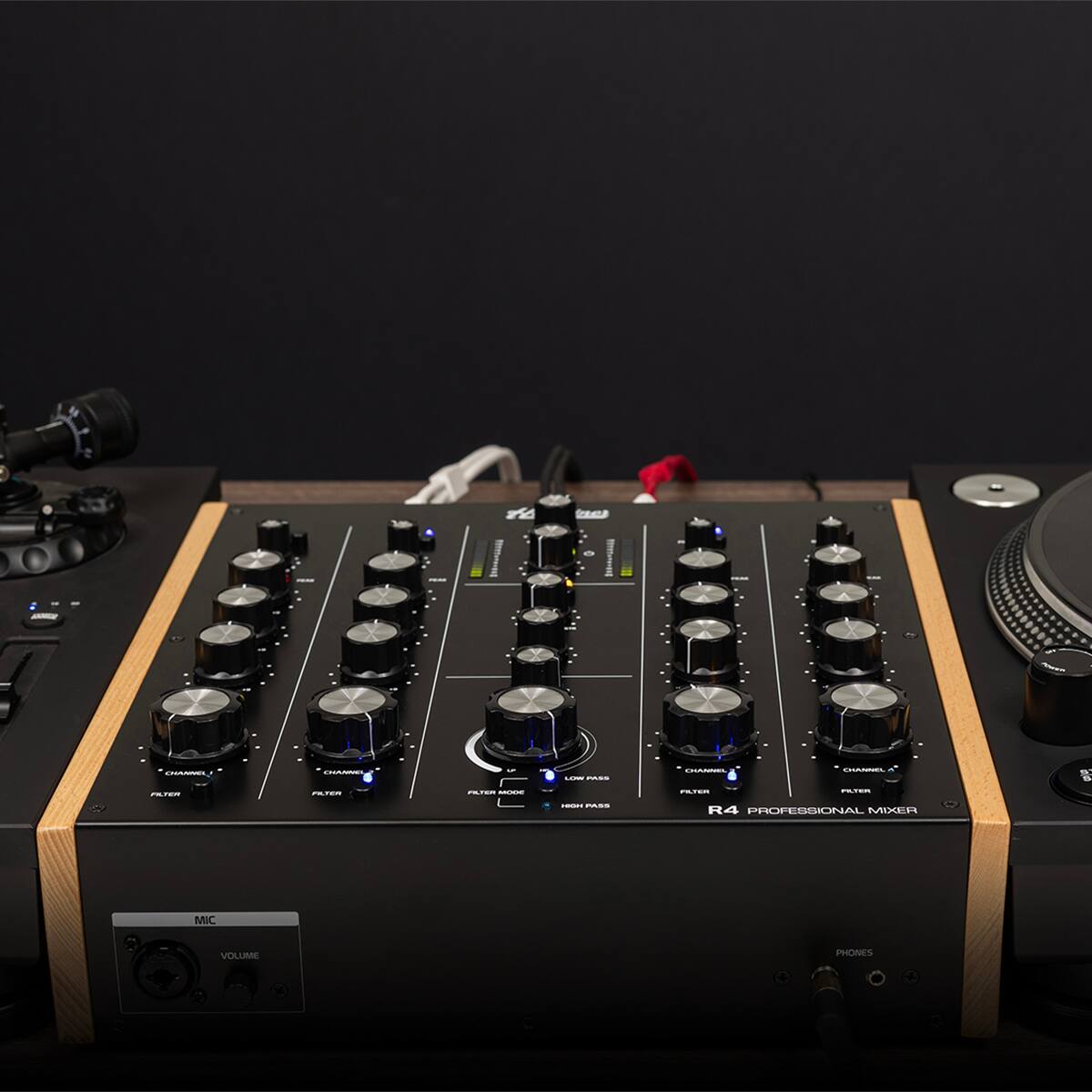 R4 PROFESSIONAL MIXER

MIC VOLUME PHONES