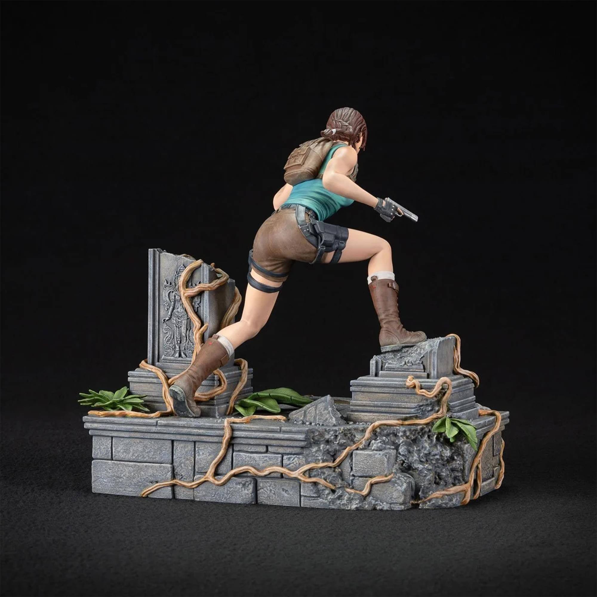 Alt View 10. Dark Horse Comics - Tomb Raider Deluxe Lara Croft 9 Inch PVC Statue - Multi-Colored.