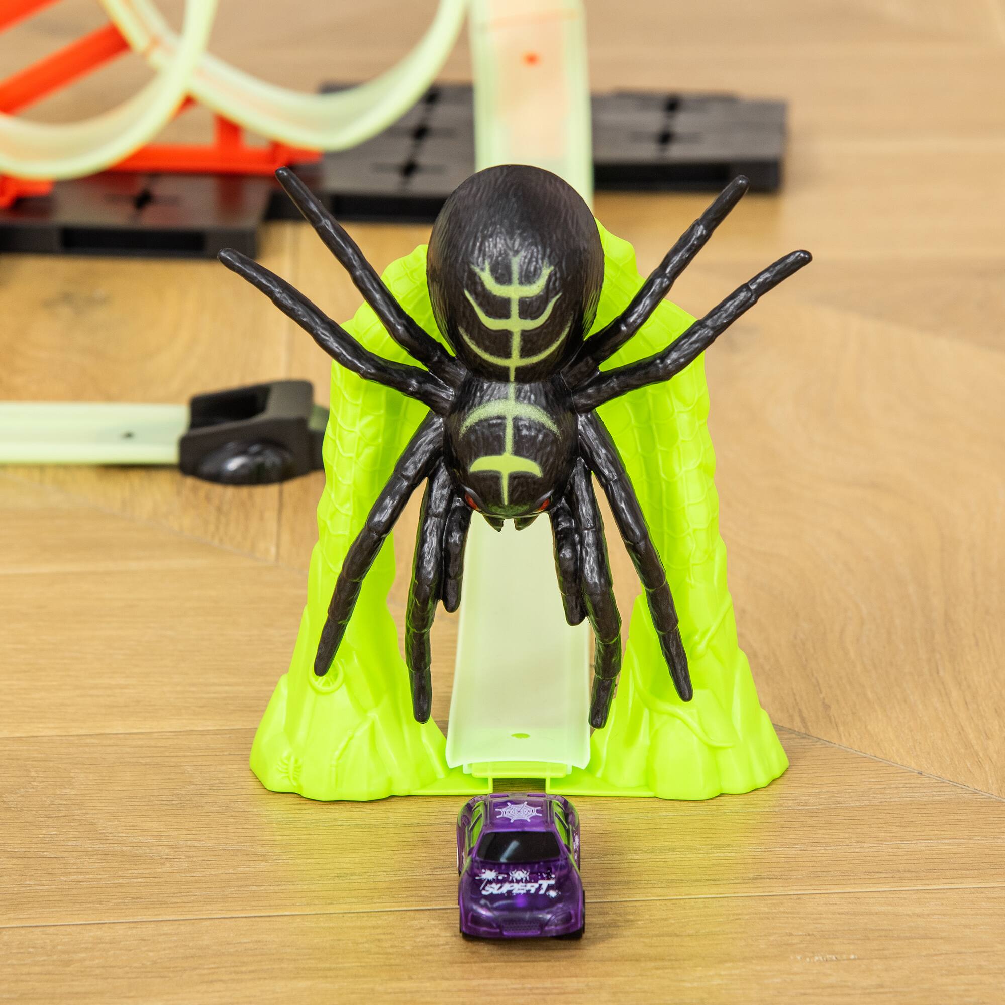 Alt View 6. Qaba - Builder Loop Kit Criss-Cross Glowing Race Track Toy Set Spooky Spider Fun Starter Kit, for Kids 3-6 - Green.