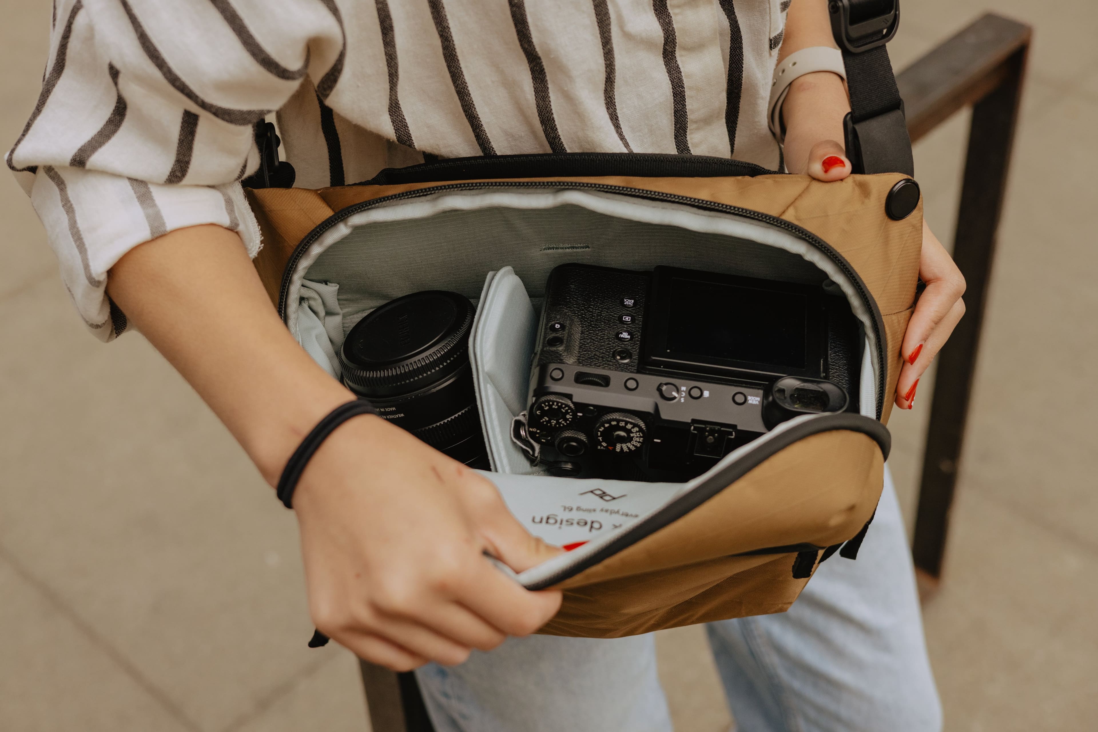 Alt View 21. Peak Design - Everyday Sling V2 6L - Coyote.