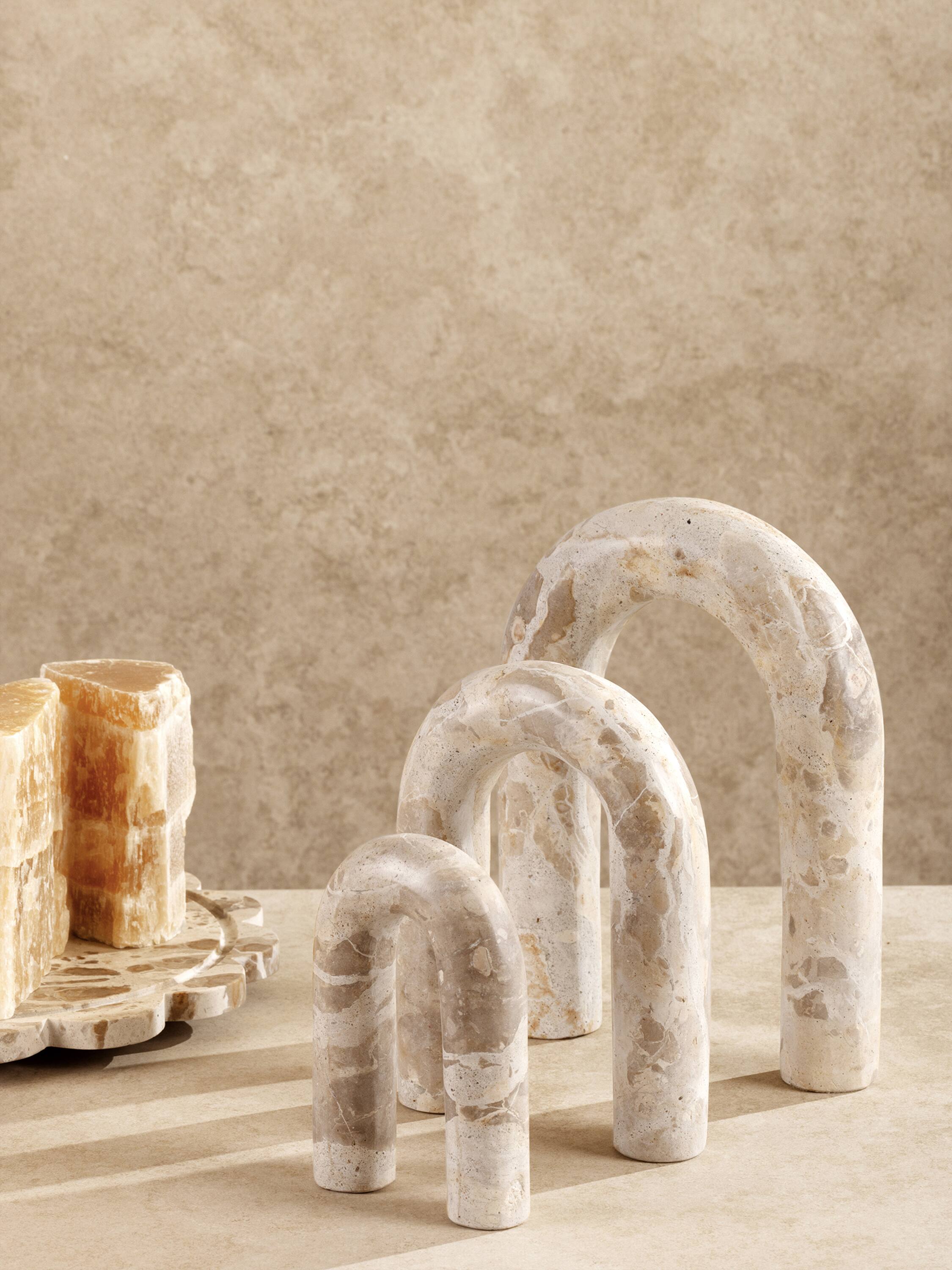 Angle. GAURI KOHLI - Jubilant Decorative Objects - Shades of brown and beige.