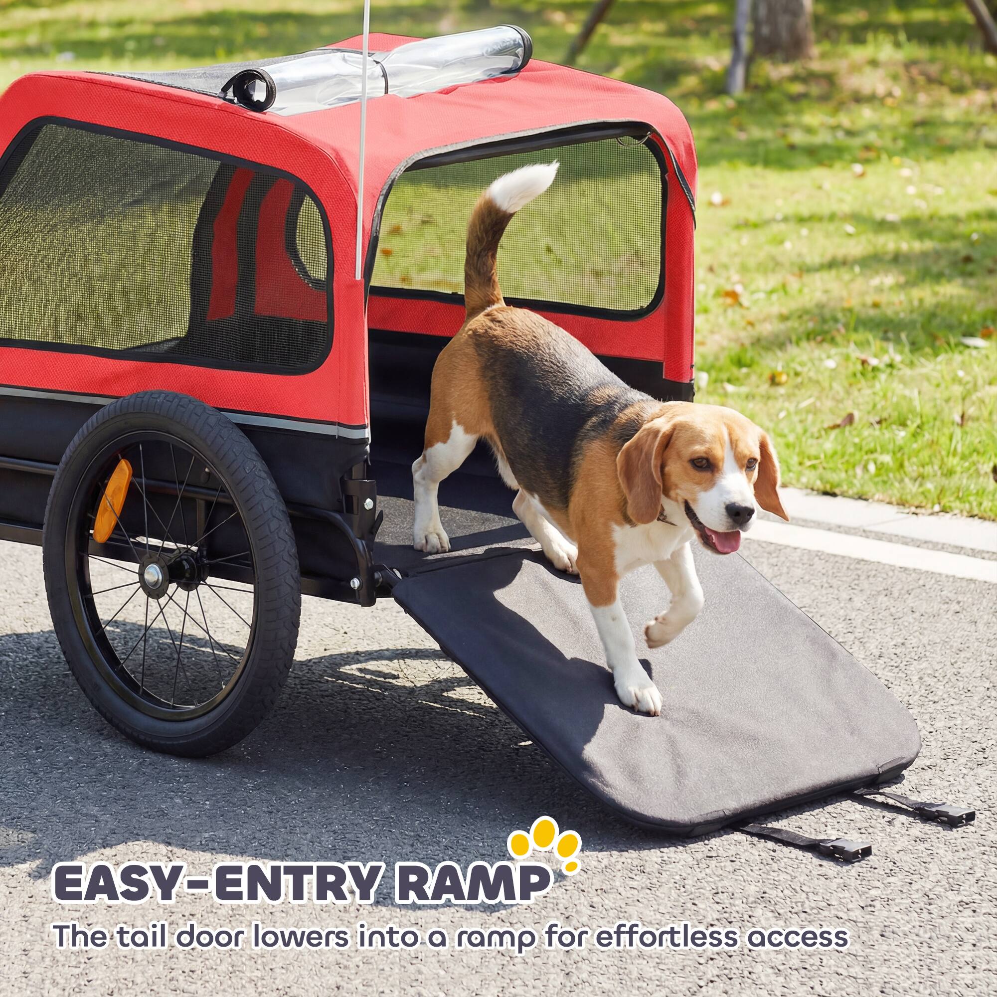 EASY-ENTRY RAMP  
The tail door lowers into a ramp for effortless access