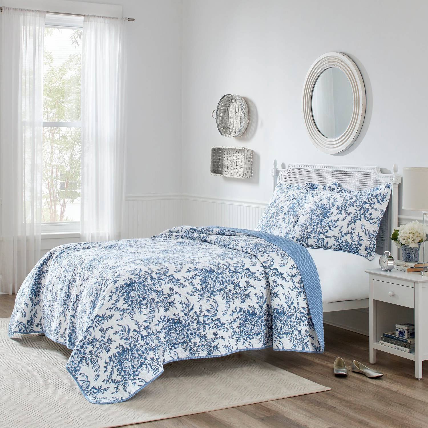 Front. Hivvago - Full/Queen 3 Piece Bed In A Bag Reversible Blue White Floral Cotton Quilt Set - Blue, White.