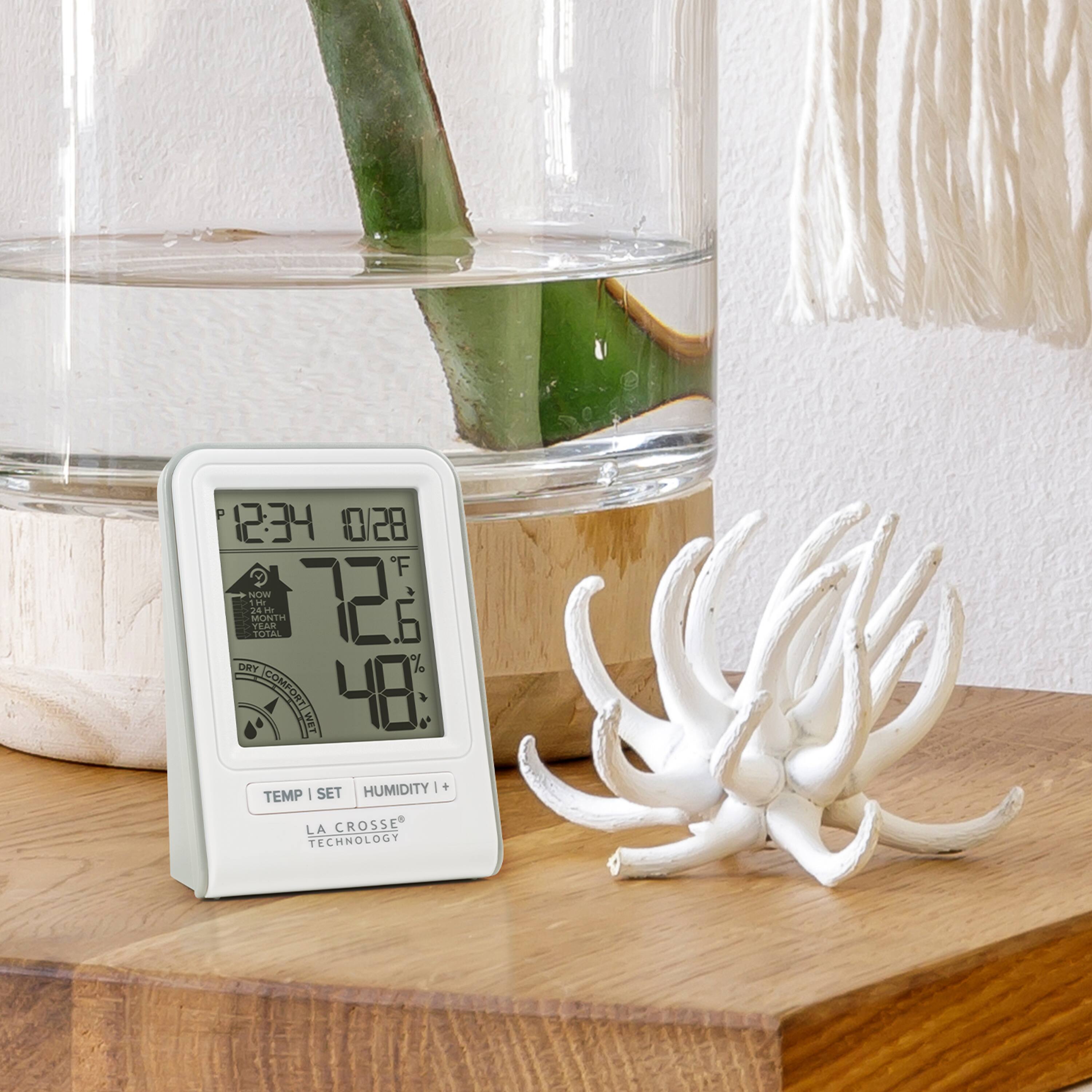 12:34 10/28  
72.6°F  
48%  
NOW 2A  
MONTH 1k  
YEAR TOTAL 72  
DRY | COMFORT | WET  
TEMP | SET HUMIDITY  
LA CROSSE TECHNOLOGY