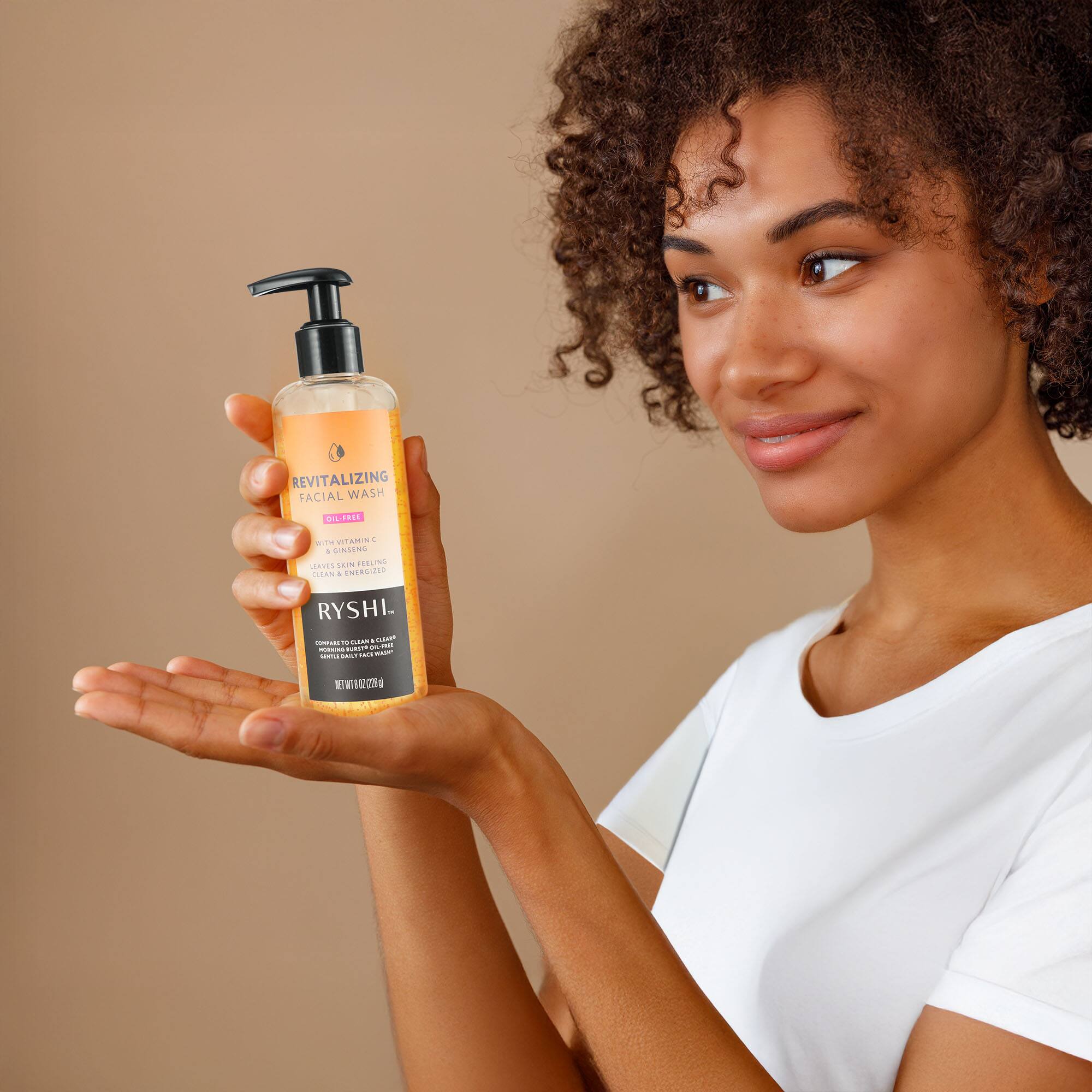 REVITALIZING FACIAL WASH  
OIL-FREE  
WITH VITAMIN C  
A GINSENG  
CLEAN & ENERGIZED  
RYSHI.  
COMPARE TO CLEAN & CLEAR  
INTENSE DAILY FACE WASH  
NET WT 8.0 FL OZ (236g)