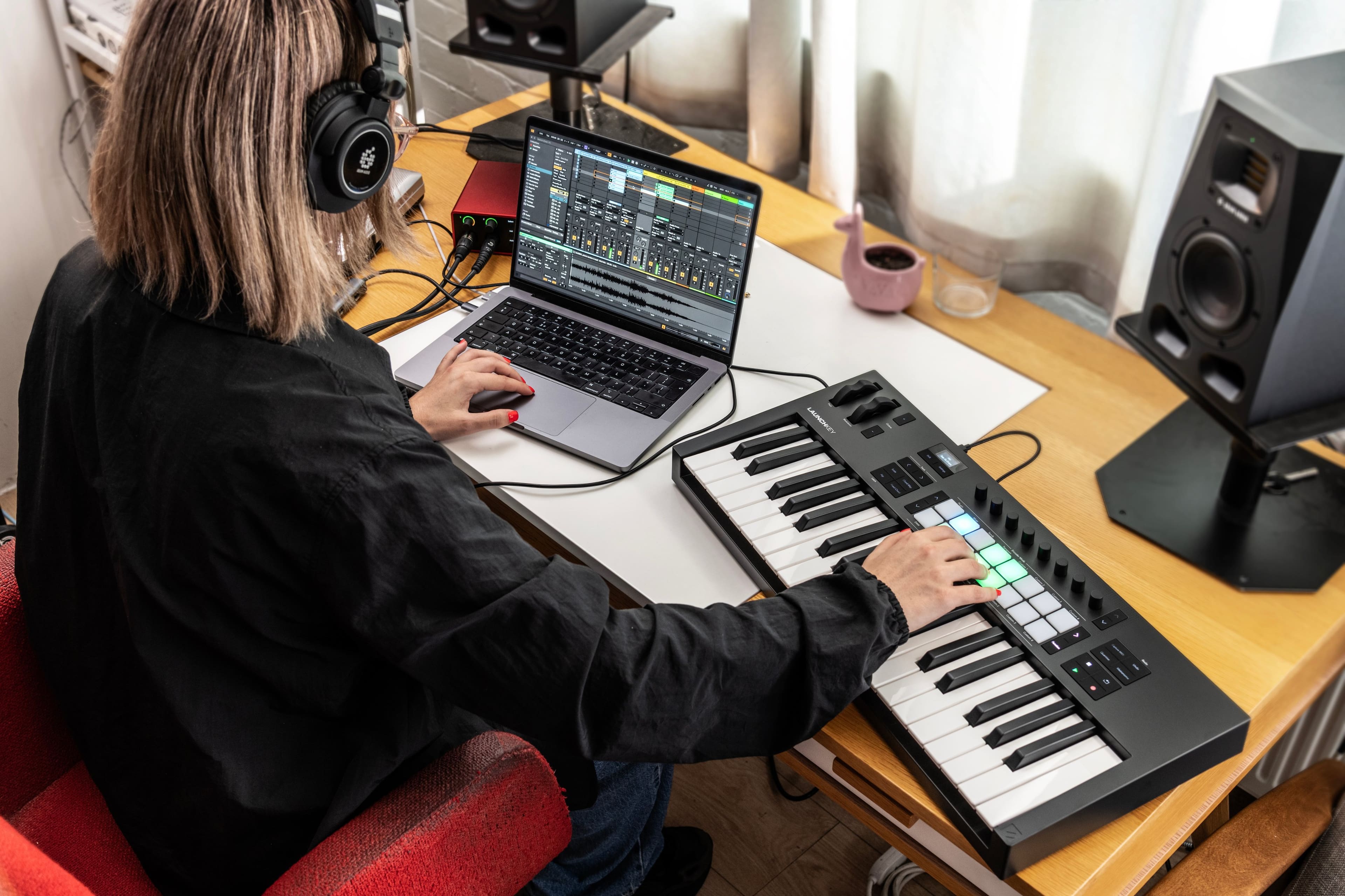 Novation Launchkey 37 [MK4] MIDI Controller Black AMS