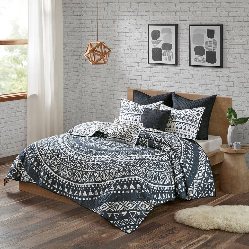 Alt View 1. Gracie Mills - Gracie Mills Caelius Modern 7-Piece Reversible Cotton Quilt Set with Euro Shams and Throw Pillows - Black.