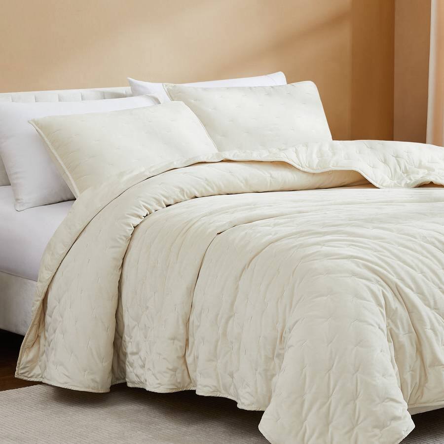 Left. Hivvago - Full / Queen 3-Piece Cream Velvet Embroidered Super Soft Quilt Set - Cream.