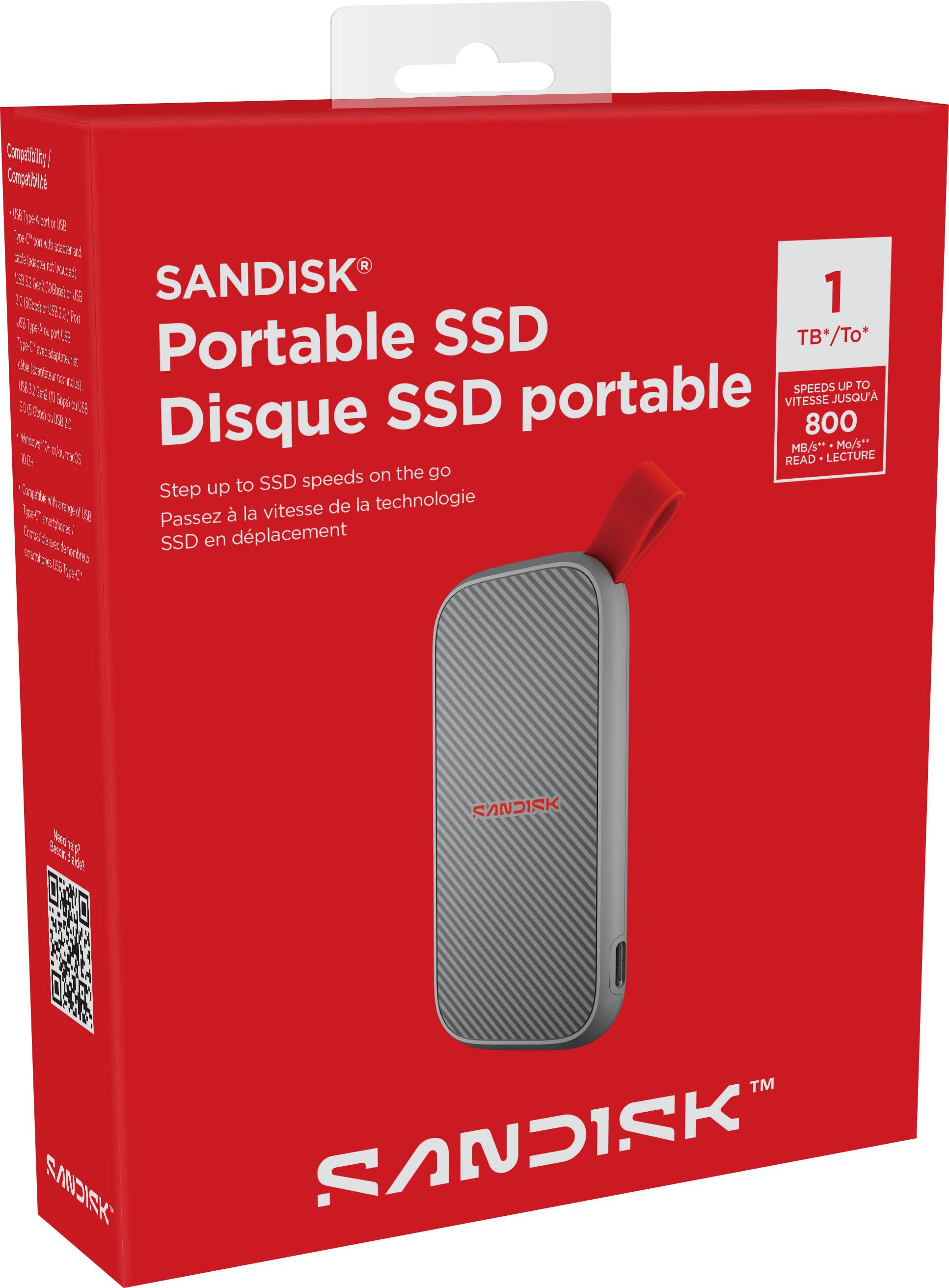 The text on the image is:

"SANDISK Portable SSD Disque SSD portable Step up to SSD speeds on the go Passez à la vitesse de la technologie SSD en déplacement"

Corrected and grouped text:

"SANDISK Portable SSD
Disque SSD portable
Step up to SSD speeds on the go
Passez à la vitesse de la technologie SSD en déplacement"