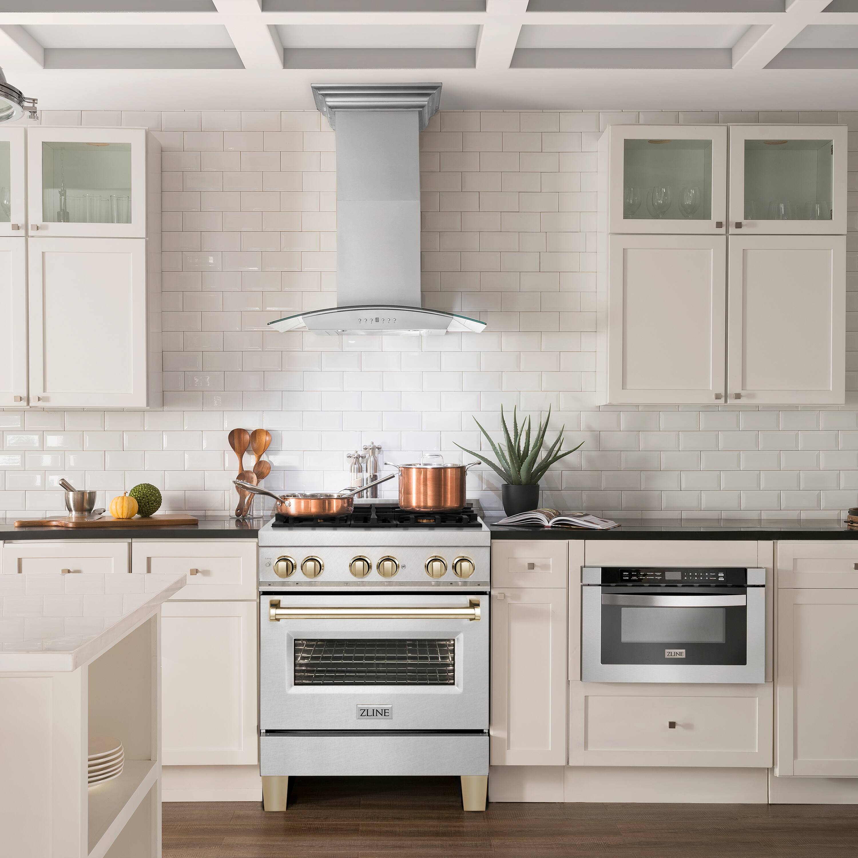 The text on the image is not coherent or relevant to the image. It does not provide any information about the kitchen or its features.