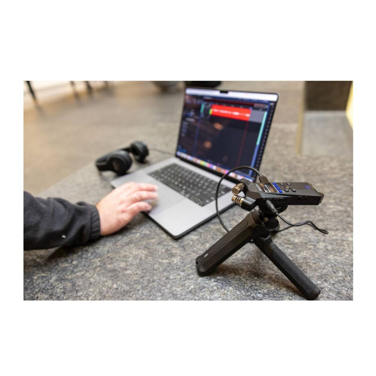 Angle. Zoom - Zoom H1essential Stereo Handy Recorder and Hairy Windscreen Bundle.