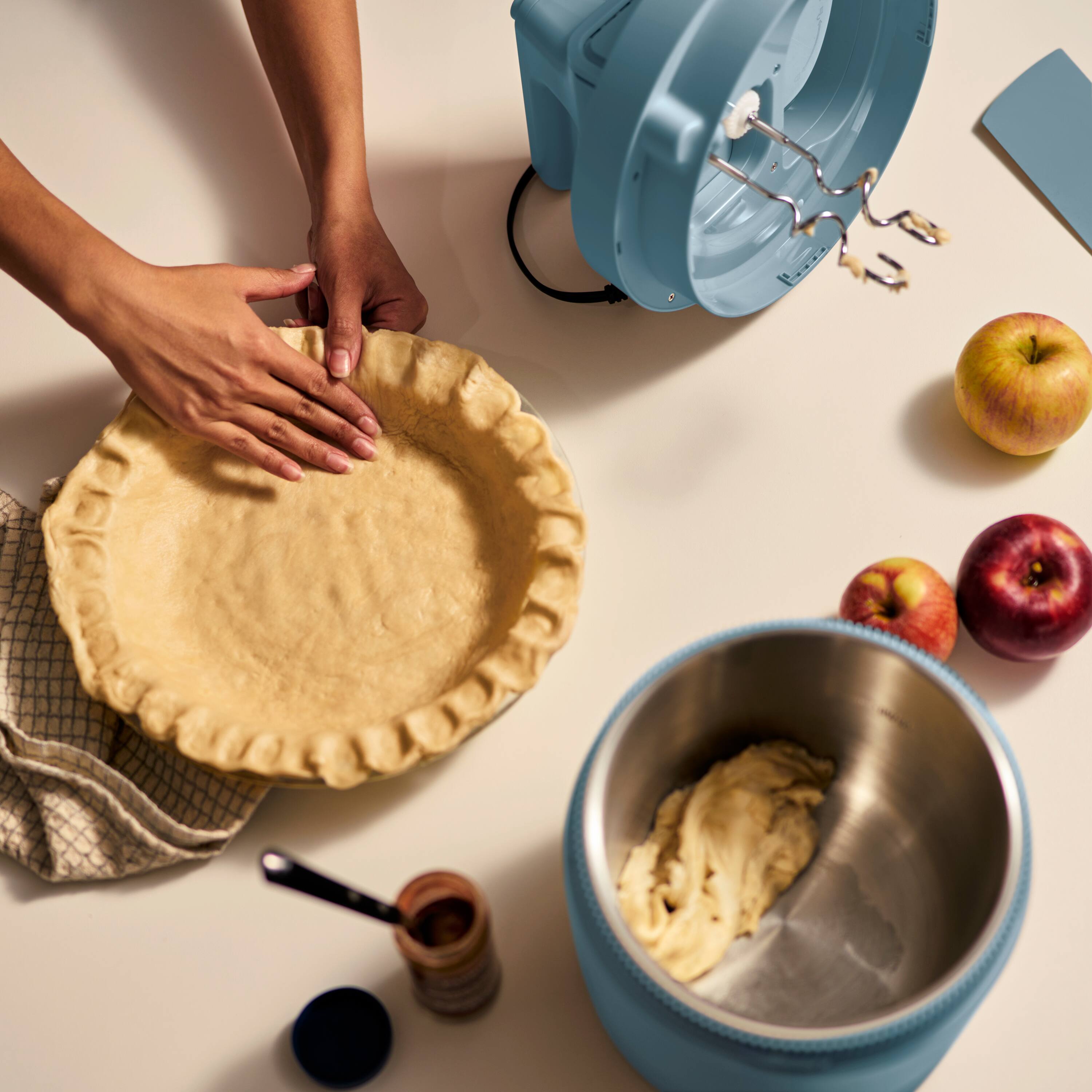Alt View 6. Bella - 3.5-qt. Hand & Stand Mixer - Surf.