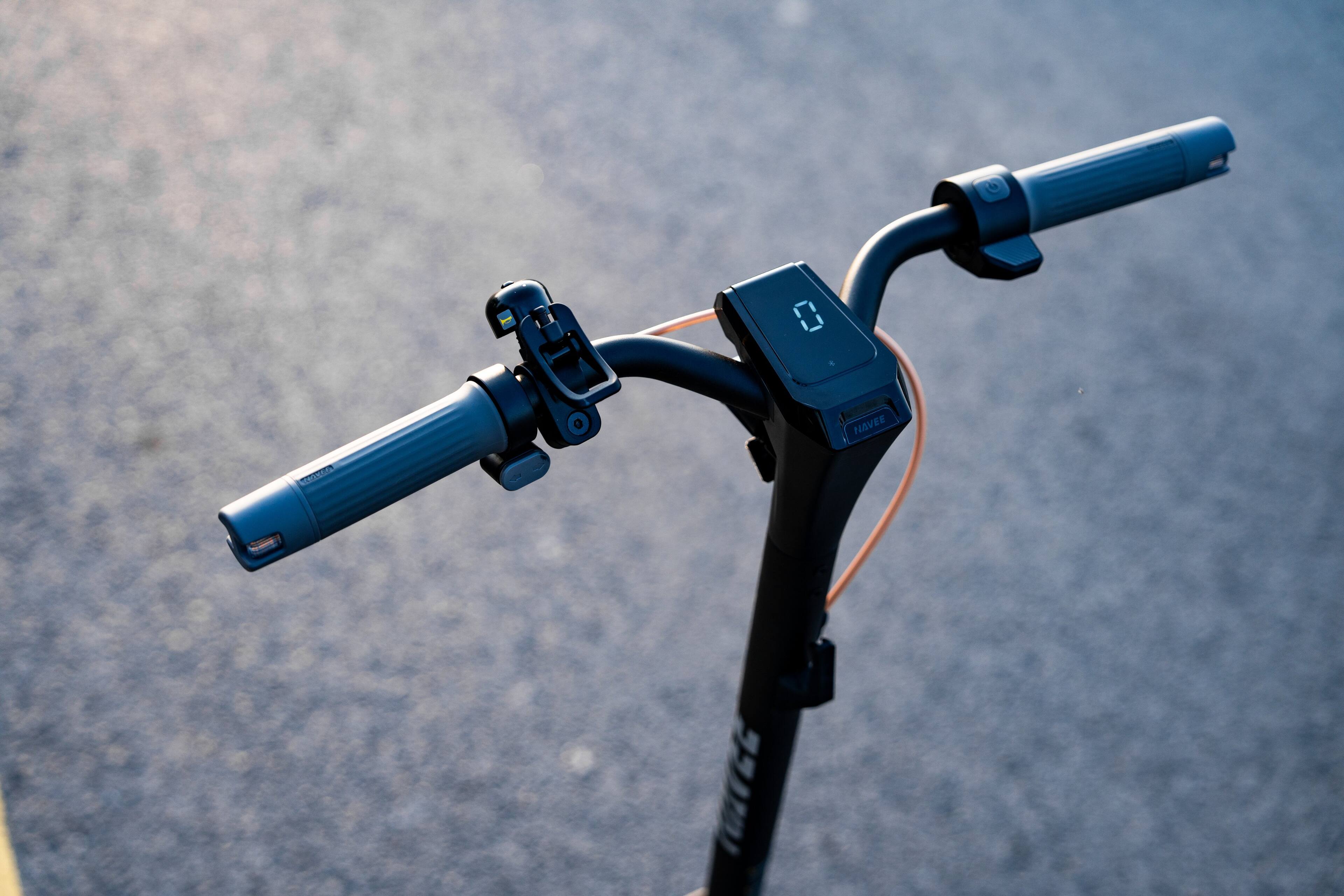 The text on the image reads "NAVEE SEREGTA I TOLTEE." However, it is not clear what this text represents or its purpose. It could be a brand name, a message, or a random combination of letters. Without further context, it is difficult to provide a meaningful interpretation of the text.