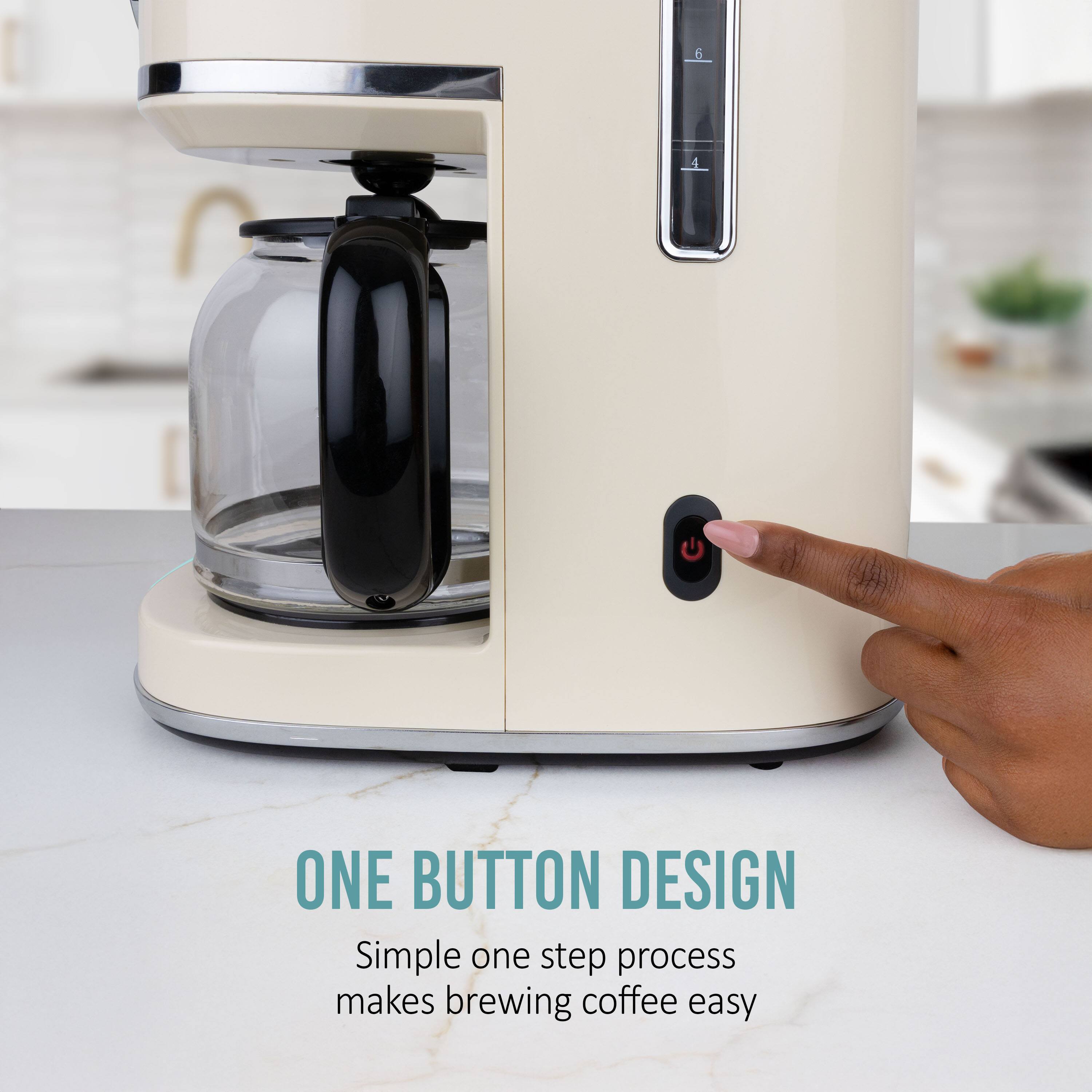 ONE BUTTON DESIGN  
Simple one step process makes brewing coffee easy