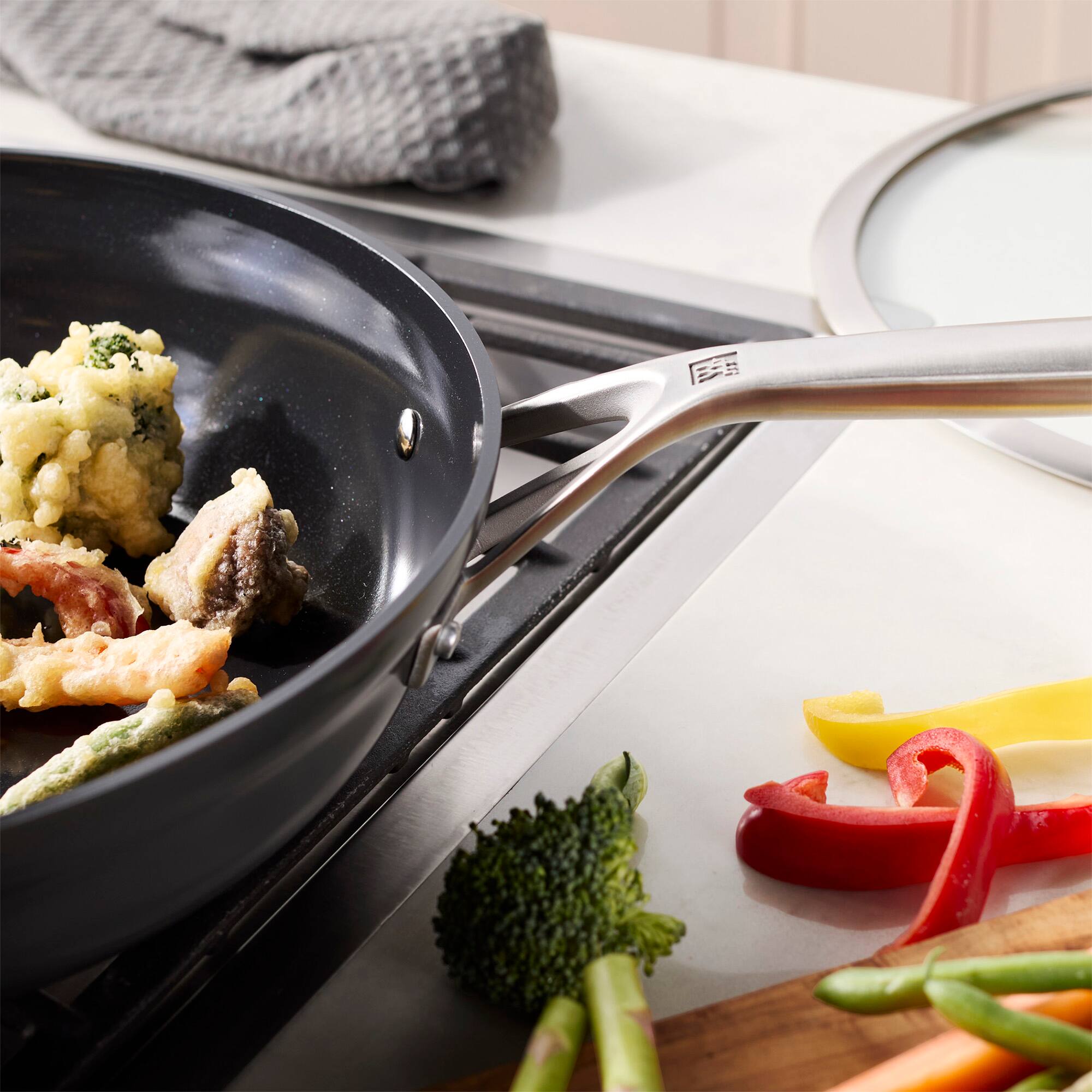 Alt View 5. ZWILLING - ZWILLING Motion Ceramic Hard Anodized 5-qt Aluminum Nonstick Deep Fryer. - Black.