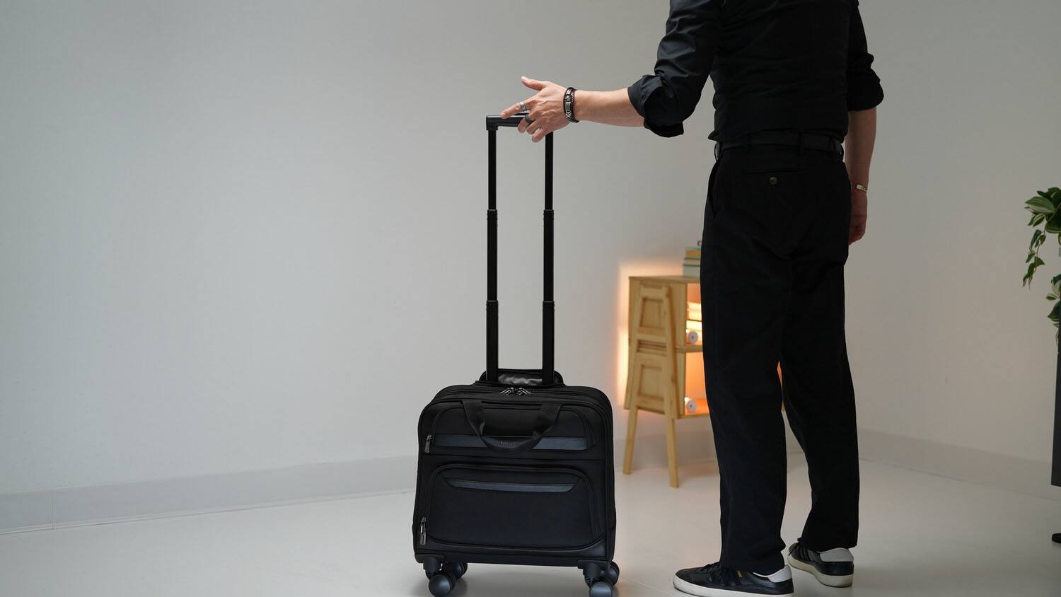 Alt View 16. Targus - 16" 4-Wheel Rolling Laptop Case - Black.