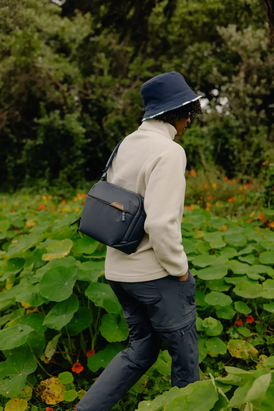 Alt View 19. Peak Design - Everyday Sling V2 6L - Midnight.