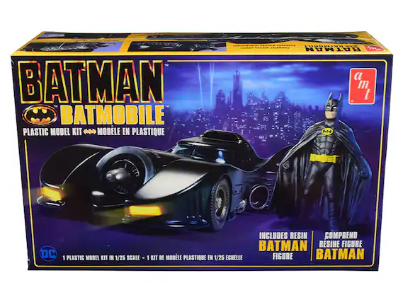BATMAN BATMOBILE
PLASTIC MODEL KIT
MODÈLE EN PLASTIQUE
1 PLASTIC MODEL KIT IN 1/25 SCALE
1 KIT DE MODÈLE PLASTIQUE EN 1/25 ÉCHELLE
INCLUDES RESIN BATMAN FIGURE
COMPREND RESINE FIGURE BATMAN
DC