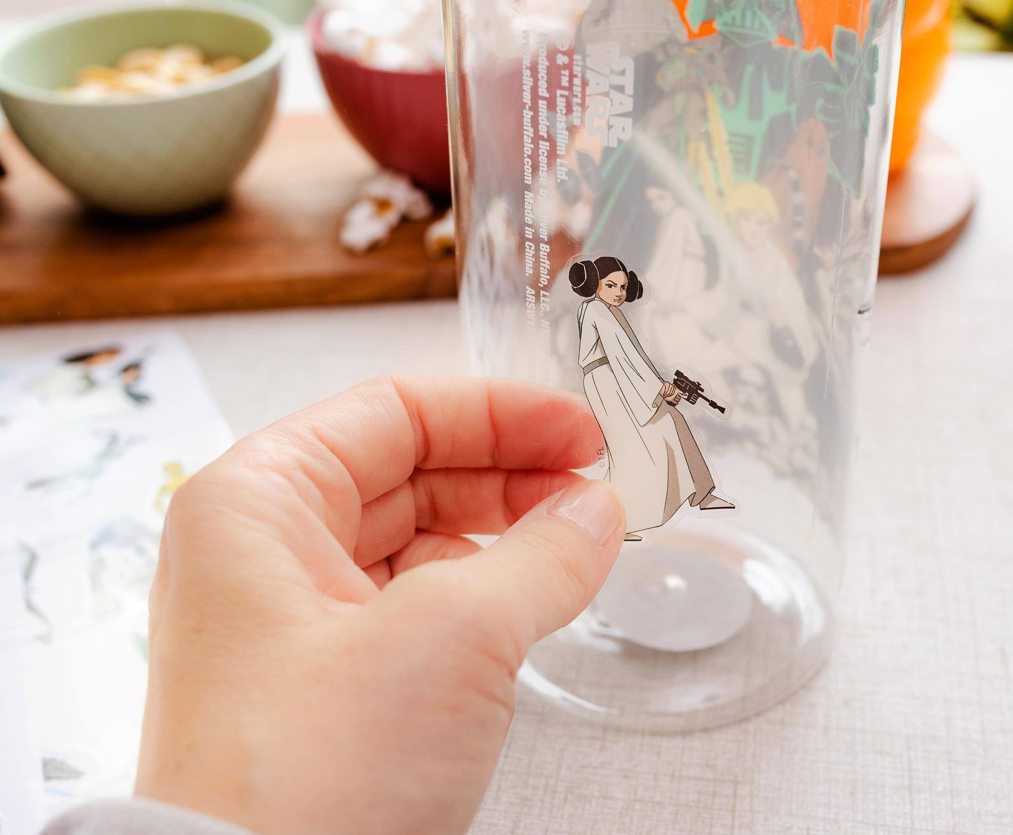 Produced under license by Lucasfilm Ltd.  
www.starwars.com  
www.silver-buffalo.com  
Made in China  
Silver Buffalo, LLC  
Buffalo, NY  
FL