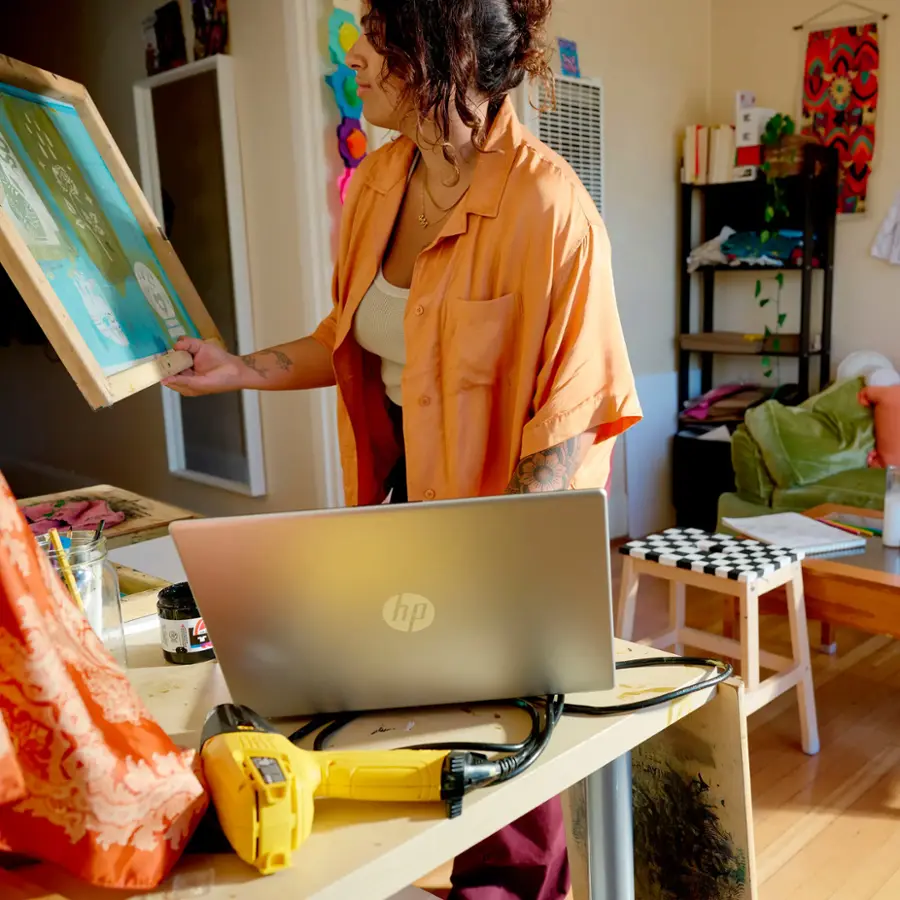 Alt View 14. HP - 15.6" Touch-Screen Laptop - Intel Core i3 - 8GB Memory - 256GB SSD - Natural Silver.