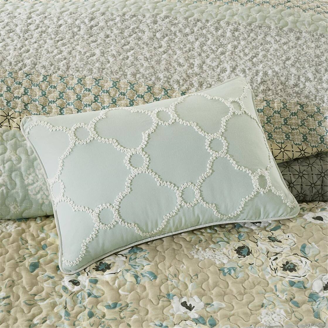 Alt View 1. Gracie Mills - Gracie Mills Alvarado 6-Piece Reversible Cotton Quilt Set with Throw Pillows - Green.