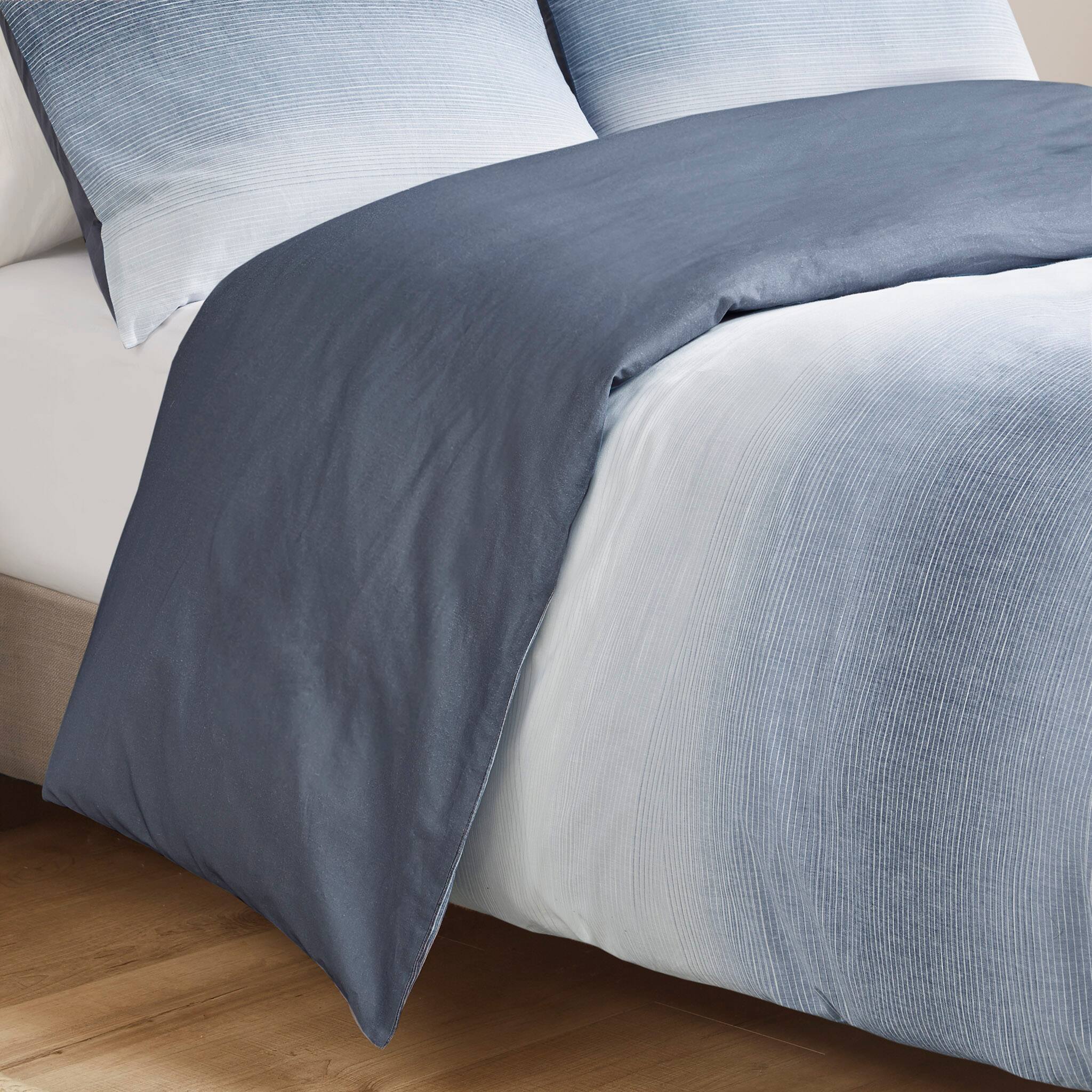 Alt View 3. Gracie Mills - Gracie Mills Sylvester 3-Piece Ocean Gradient Duvet Set - Blue.