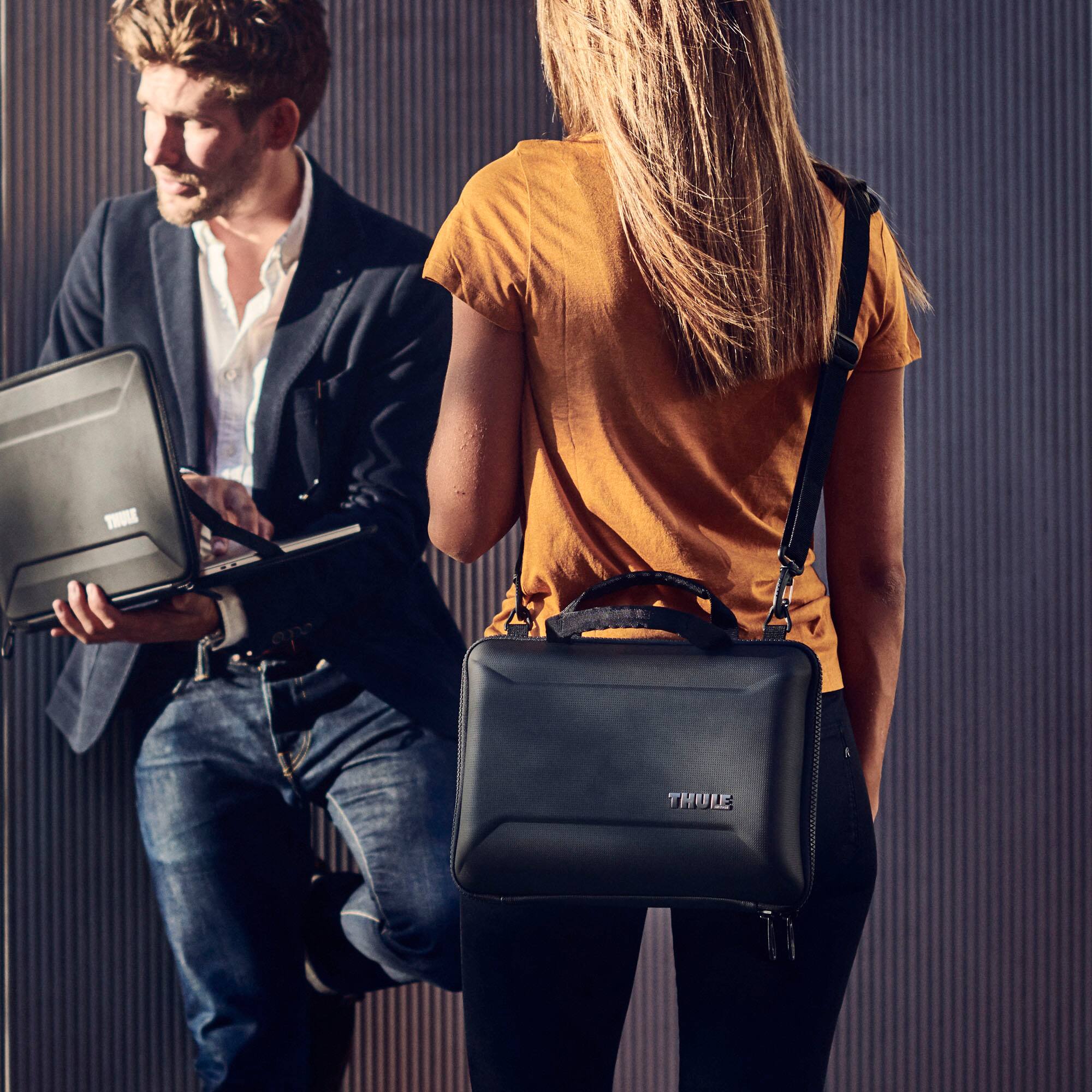 The text on the image is "THULE THUIE."