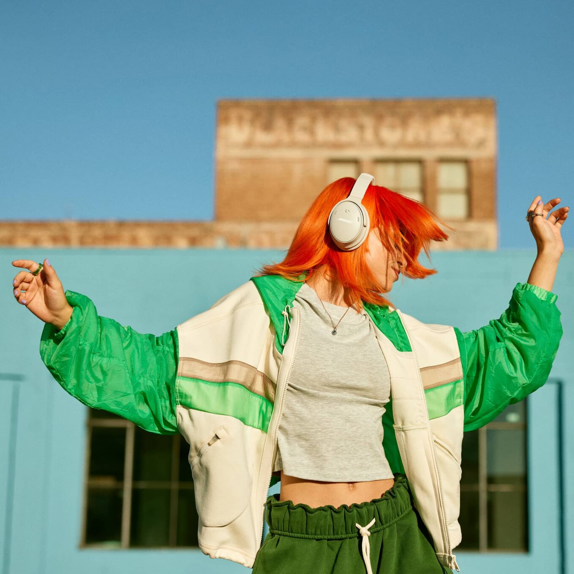 Alt View 19. Bose - QuietComfort Wireless Noise Cancelling Over-the-Ear Bluetooth Headphones - White Smoke.