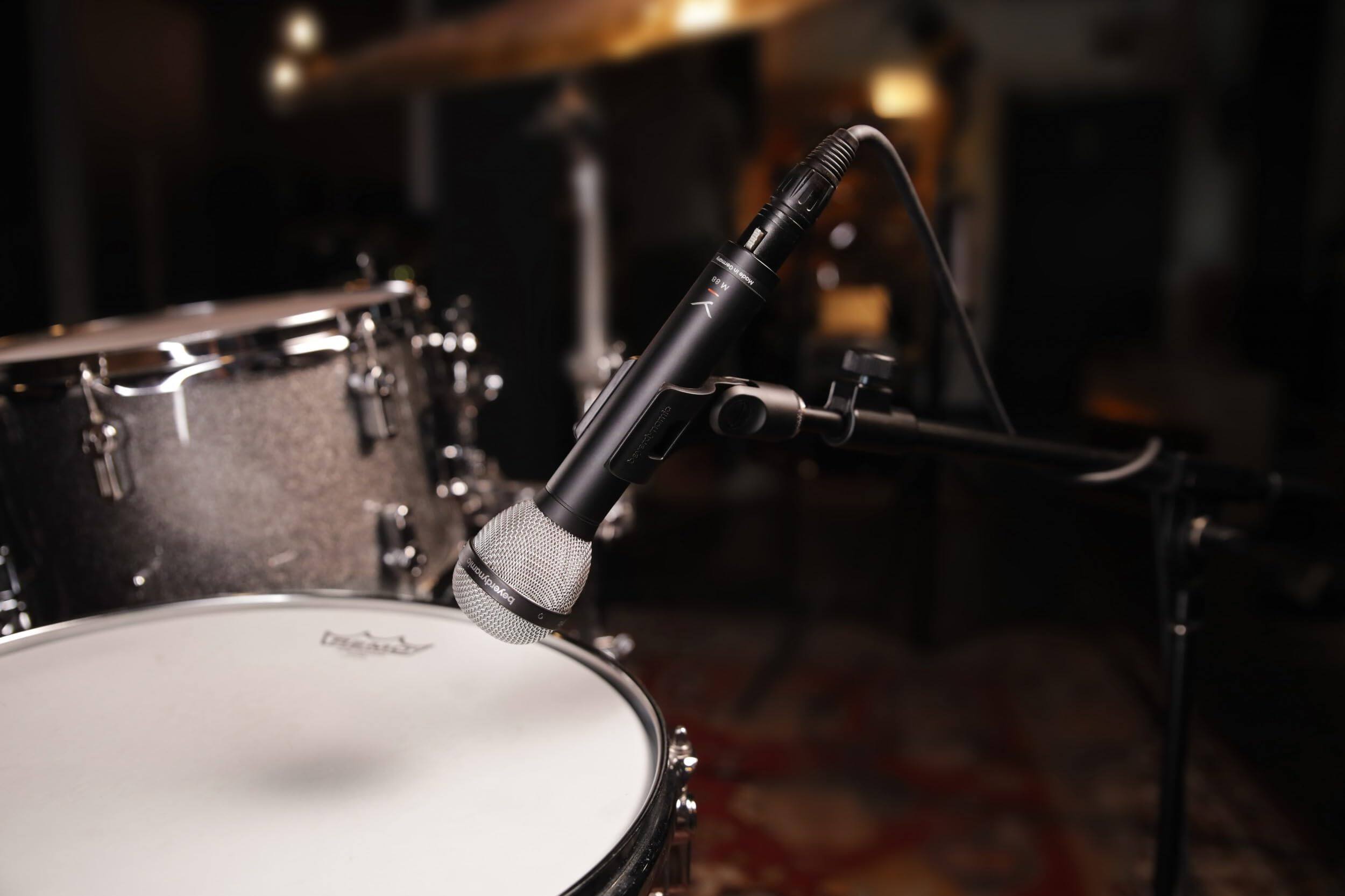 The text on the image reads:

"K W -i N ntgtoreno o/ & DEANO"