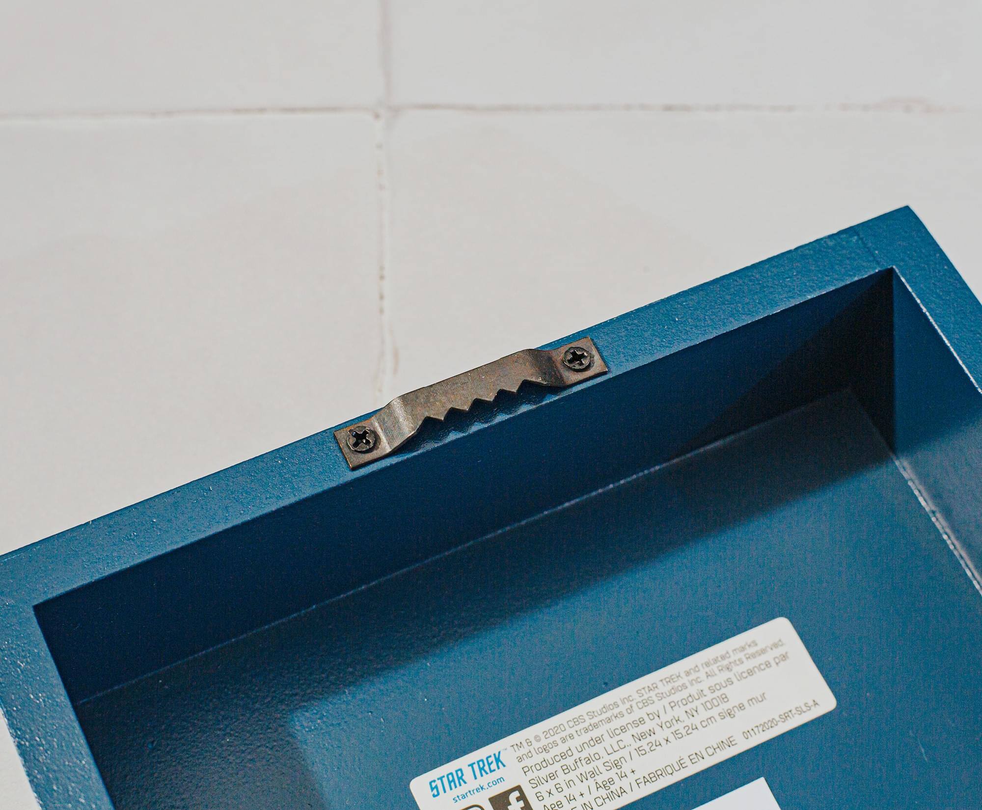 Sure, here is the corrected and grouped text from the image:

---

**STAR TREK**

TM & © 2020 CBS Studios Inc. / STAR TREK and all related marks and logos are trademarks of CBS Studios Inc. under license to Silver Buffalo Wall Sign, Inc. Produced in China. 6 x 14 in. / 15.24 cm x 35.56 cm. Age 14+. www.startrek.com

---

**Produit 10018 mur**

**Silver Buffalo Wall Sign**

**FABRIQUÉ EN CHINE**

**01172020-SRT-SLS-A**

**CBS trademarks by New York, NY 10018**

**Produit 10018 mur**

**Silver Buffalo Wall Sign**

**FABRIQUÉ EN CHINE**

**01172020-SRT-SLS-A**

**CBS trademarks by New York, NY 10018**

---

**STAR TREK**

**TM & © 2020 CBS Studios Inc. / STAR TREK and all related marks and logos are trademarks of CBS Studios Inc. under license to Silver Buffalo Wall Sign,