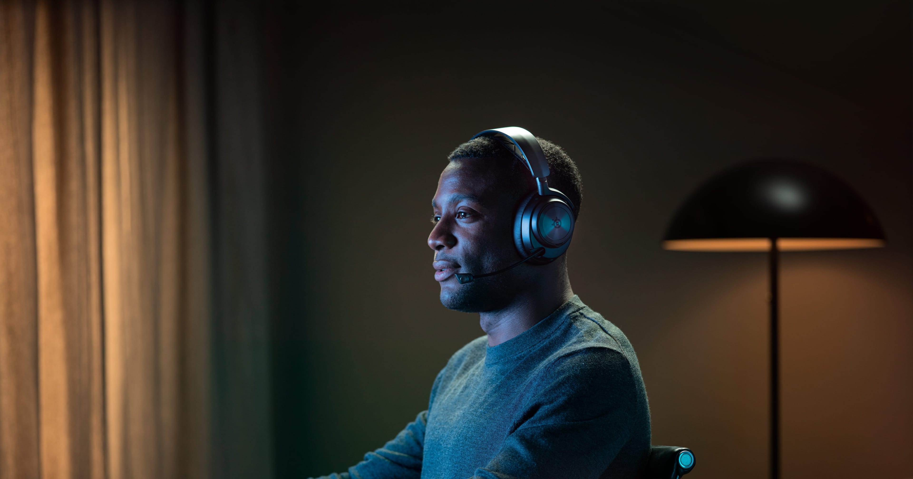 Alt View 24. SteelSeries - Arctis Nova Pro Wireless Multi Gaming Headset for PC, PS5, PS4, Switch - Black.